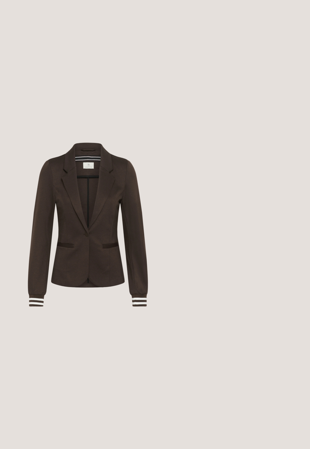 Brun figursyet blazer med hak-lapels, enkelt knaplukning, to forlommer og stribede ribstrikkede manchetter på lange ærmer.; Beige striktrøje med trekvartlange ærmer og bred rund halsudskæring, med en diskret ribkant forneden og ved ærmekanterne.; ICHI IHKATE WIDE PA2 - Bukser - chocolate torte; Brune ruskinds ankelstøvle med spids tå og 3-tommers stiletto hæl. Har lynlås bagpå og minimal branddetalje.; Brun tote bag med krokodillemønster, to lange håndtag, rektangulær form, glat tekstur og minimal branding på forsiden.; Glat, poleret guldring med en bred, let rundet firkantet form og blank overflade, vist på en hvid baggrund.