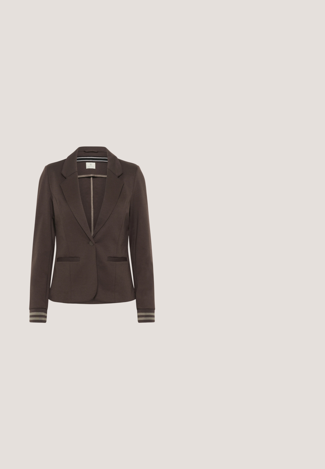Brun blazer med en struktureret design, enkeltknaplukning, to forlommer og stribede mansjetter. Glat stof og skræddersyet pasform.; Spidsbralette i elfenben med V-hals, blomstermønster, bølgede kanter og blød tekstur. Har et lagdelt design for komfort.; Brune og hvide stribede bukser med vide ben, lavet af et blødt, struktureret stof med en høj, elastisk talje og en afslappet pasform.; Beige slingback højhælede sko med spids tå, lavet af tekstureret materiale, med en slank hæl og justerbar rem.; Cremefarvet læder crossover taske med klaplukning, justerbar rem, frontlomme og metalbrandlogo-detalje.; Sølvkæde med lille vedhæng i stort bogstav "L" og justerbar lås på hvid baggrund.