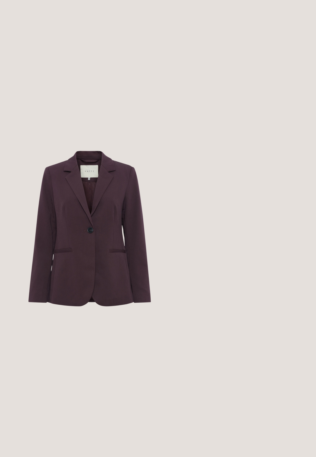 Blazer ajusté bordeaux avec une fermeture à un bouton, col à revers, deux poches avant et une texture lisse. Doublure intérieure visible au niveau du cou.; Chemise marron ajustée à manches courtes avec un col rond et un tissu lisse, présentée sur un fond blanc uni.; Pantalon marron à jambes droites avec passants de ceinture, fermeture éclair à l'avant et poches latérales, présenté sur fond blanc.; Bottine en cuir marron foncé avec bout pointu, panneaux latéraux élastiques et talon haut et fin sur fond blanc.; Sac à main en cuir marron de forme incurvée, doté d'une seule bandoulière et de détails en métal doré. Surface texturée avec un logo.; Boucles d'oreilles en résine violet foncé en forme de croissants de lune, avec des accents en métal argenté et des attaches arrière en plastique transparent pour un maintien sûr.