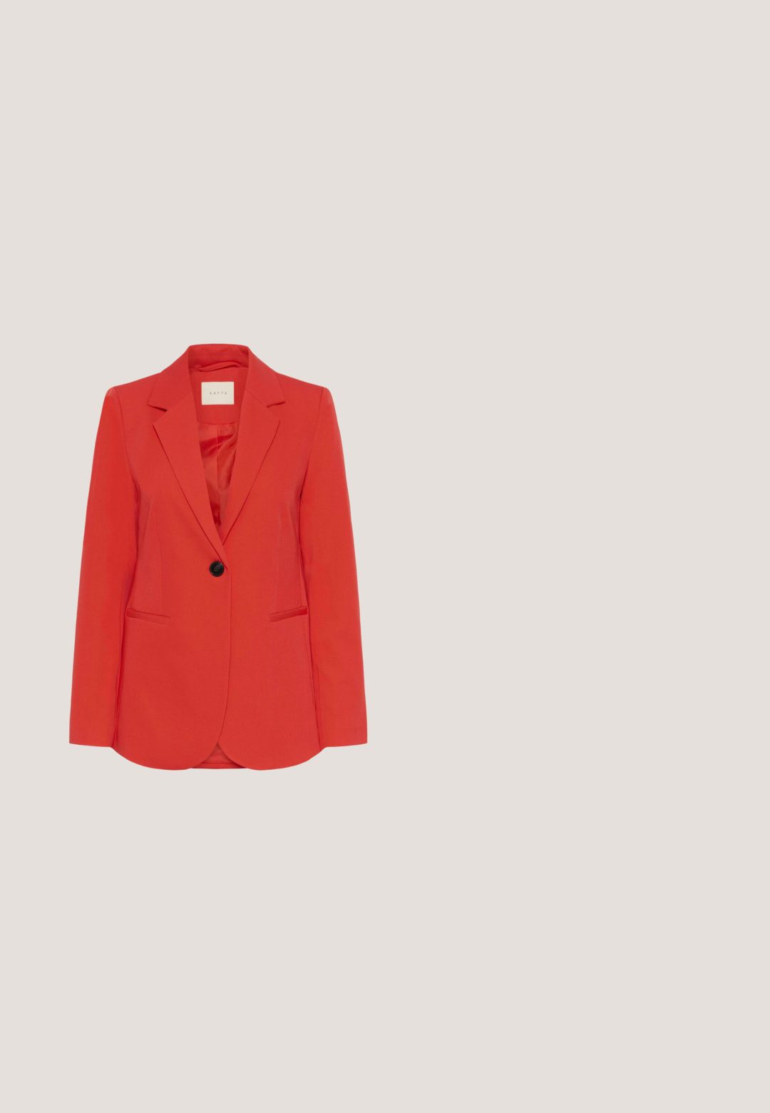 Blazer rojo de mujer con un solo botón negro, solapas con muesca y dos bolsillos laterales, mostrado sobre fondo blanco.; Camiseta roja de manga corta con cuello redondo y una pequeña etiqueta blanca que dice "Saint" en la parte posterior del cuello, exhibida sobre un fondo blanco.; Pantalones de chándal cónicos color naranja óxido con cintura elástica y cordón frontal, con bolsillos laterales y tejido suave.; Zapatilla de ante roja con logo "W" blanco, cordones blancos, lengüeta trasera blanca y suela de goma marrón vista de lado.; Bolso de cuero rojo con un logo dorado en forma de "M", que presenta una superficie texturizada y una correa de cadena multicolor. Diseño rectangular sencillo.; Pendientes de aro de oro con racimos de acentos de coral rojo irregular en la parte inferior, destacando su textura natural y color vibrante.