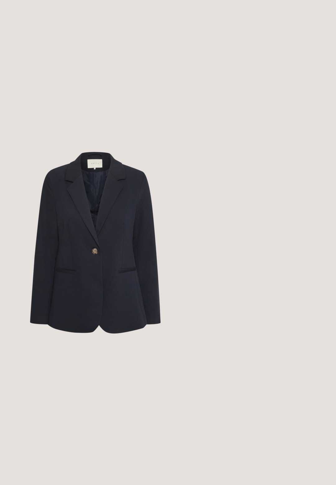 Blazer marine avec un col cranté, fermeture à un bouton, deux poches avant et une texture lisse. Intérieur doublé.; Gilet sans manches bleu marine avec un motif argyle en losanges blanc, bleu clair et bleu foncé sur la poitrine.; Jupe plissée bleu foncé avec une ceinture plate, fabriquée en tissu lisse. Elle présente plusieurs plis verticaux et une coupe ajustée.; Mocassin en cuir marron avec détail de boucle dorée, talon bas et design moc toe cousu, sur fond blanc.; Écharpe bleu marine avec motifs de cordes et de nœuds blancs, grandes initiales entrelacées "TH" et texte "Tommy Hilfiger" sur une bordure blanche.; Sac à main en cuir marron avec double anses, fermeture éclair dorée, bandoulière amovible et logo « kate spade new york » sur le devant.