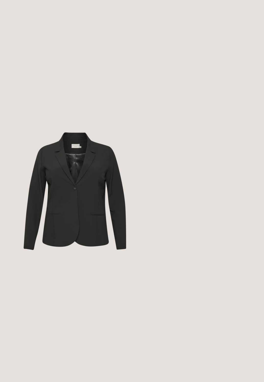 Zwarte blazer van gladde stof met een getailleerde pasvorm, reverskraag, enkele knoopsluiting en twee voorkuitzakken.; Wit T-shirt met korte mouwen gemaakt van zachte stof, met een ronde halslijn en zwarte decoratieve knopen langs de zoom van de mouwen.; Zwarte, wijde broek gemaakt van een gladde stof met twee voorzakken en een platte tailleband. Gepersonaliseerd ontwerp met een strakke silhouet.; Zwarte leren hoge hak pump met een puntige neus en gebogen silhouet. Glad textuur met een dunne stiletto hak. Binnenkant is beige.; Zwarte leren handtas met dubbele handvatten, een gladde textuur, minimalistisch ontwerp en een subtiele logo-plaat op de voorkant.; Ronde gouden oorknopjes met een gedraaid knoopontwerp en een gladde, gepolijste afwerking tegen een witte achtergrond.
