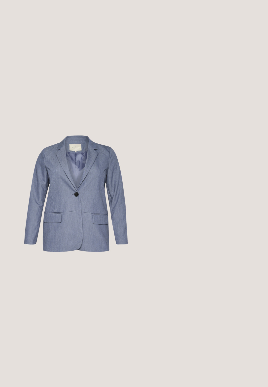 Blazer azul con solapas de muesca, cierre de un solo botón negro, dos bolsillos frontales y forro interior suave. Hecho de una tela texturizada.; Camiseta de manga corta azul marino oscuro con diseño de escote en V, hecha de material de algodón suave, que presenta un ajuste relajado.; Pantalones de color azul marino, ajustados, con una textura suave, que presentan pliegues en la parte delantera y una cinturilla elástica para mayor comodidad.; Zapatilla blanca con acentos de ante beige y denim. Presenta una suela texturizada, diseño de cordones y una lengüeta del talón en metálico gris.; Pequeño bolso de hombro de cuero azul con solapa frontal, cierre de metal negro y "Gusti Leder" en relieve en el centro delantero.; Pendientes de aro retorcidos que presentan tonos entrelazados de oro y plata con un acabado pulido, exhibiendo una textura trenzada y cierre de broche.