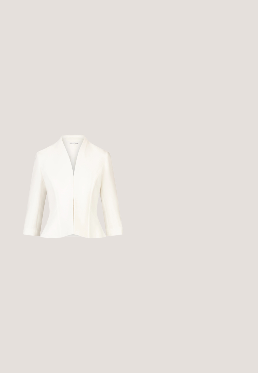 Crèmekleurige blazer met sjawlcollar, driekwartmouwen, getailleerde pasvorm, gladde textuur en een verborgen sluiting aan de voorkant.; Blauwe eendelige badpak met een geplooide buste en kapmouwen, gemaakt van gladde stof. Hoge beenopening en een scoop rugontwerp.; Wijduitlopende broek van glanzende, lichte stof. Heeft een elastische tailleband en een ontwerp van volle lengte in een zachte zilveren kleur.; Witte pumps met spitse neus en slingback ontwerp, versierd met een zilveren strass steen ketting op het bandje en een slanke stiletto hak.; Witte avondclutch versierd met parels, pailletten en kleine kristallen, met een zilveren sluiting en een dun zilveren kettinkje.; Zilveren ketting met intricaat bladvormig ontwerp langs een delicate ketting, met kleine, ronde versieringen doorheen. Verstelbare sluiting.