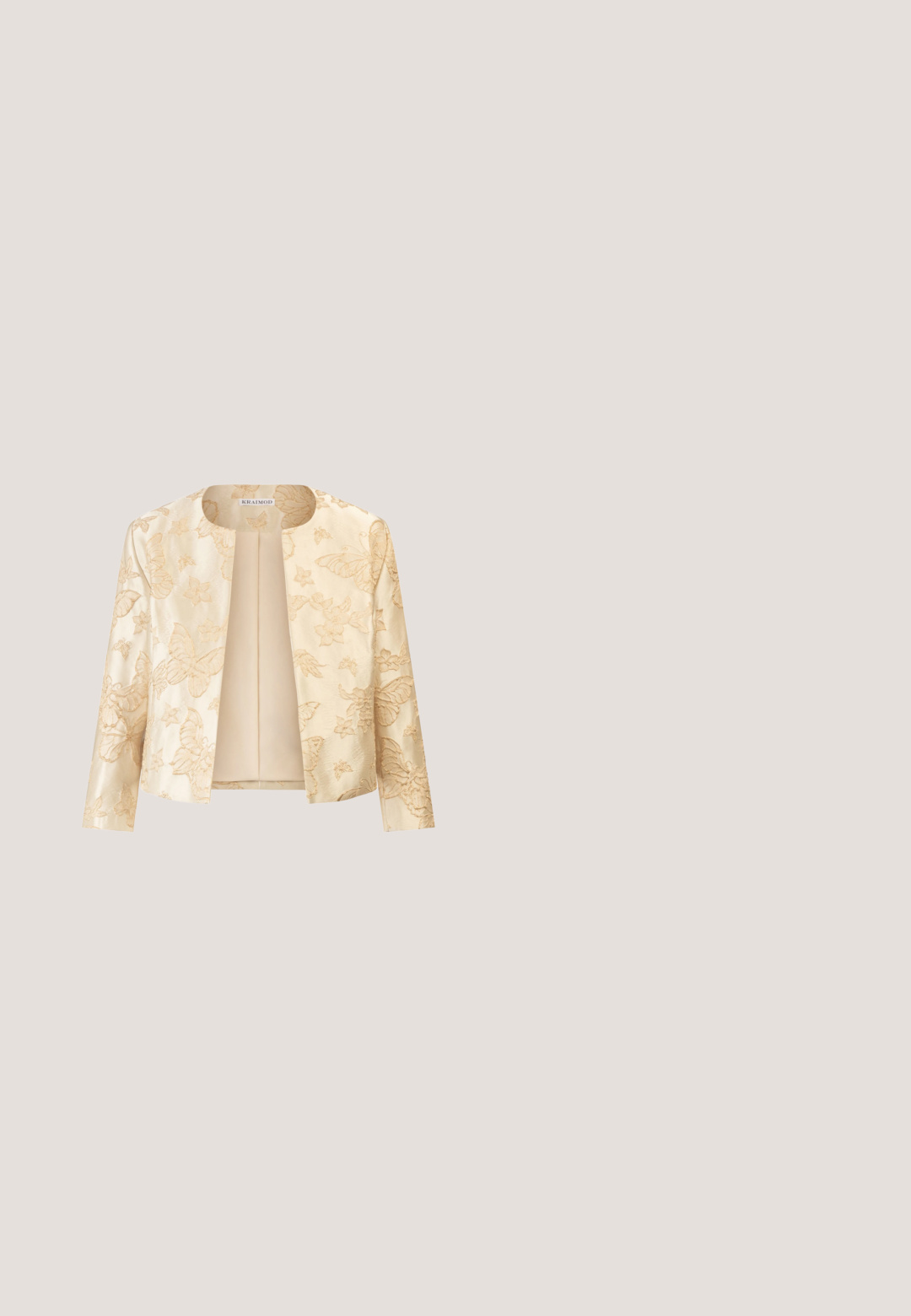 Beige Jacke mit floralem und Schmetterlings-Stickdesign, taillierter Schnitt, offener Vorderseite und langen Ärmeln sowie einer glatten Textur.; Langärmliges, tailliertes Kleid aus einem weichen, satinähnlichen Stoff mit einem beigen und braunen abstrakten Muster und einem ausladenden Saum. Mit einem runden Ausschnitt gestaltet.; Glänzender beiger High-Heel-Pumps mit spitzer Zehenpartie und schlankem Absatz, mit einem kleinen goldenen Akzent nahe der Ferse auf einem einfarbigen hellgrauen Hintergrund.; Metallisch goldfarbene Clutch-Tasche mit plissiertem Stoff, einschließlich einer Schleifendetail oben und einem goldenen Kettenriemen für Vielseitigkeit und einfachen Transport.; Cremfarbene Lederhandschuhe mit glatter Textur, ausgestattet mit einem gerafften Handgelenk und goldfarbigen Hardware-Details am Bund.; Goldfarbene Tropfenohrhänger mit großen rechteckigen und runden klaren Kristallen, ergänzt durch kleinere Akzentsteine und einem geschichteten Design.
