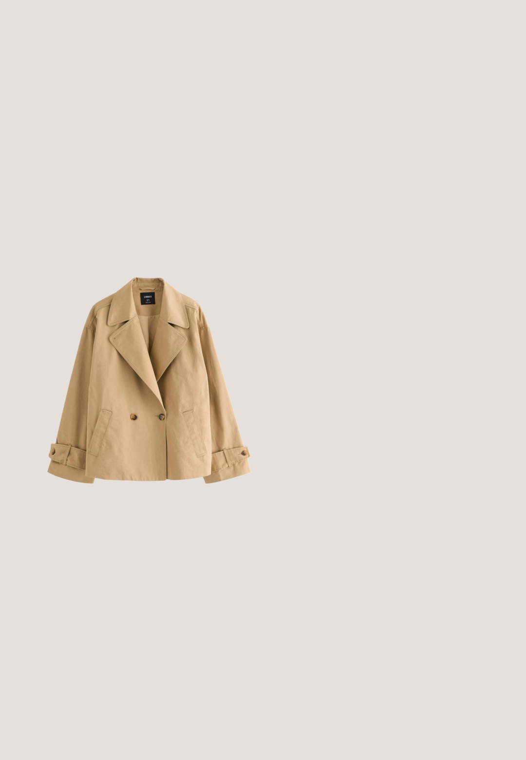 Beige dobbeltradet trenchcoat med brede revers, sidelommer og manchetter med knapper. Fremstillet af et let stof med en glat tekstur.; Kortærmet polo med brune og lyserøde vandrette striber og en hvid krave, vist på hvid baggrund.; Lysblå lige ben jeans lavet af denim. Har et klassisk fem-lomme design og subtile falmede områder langs benene.; Brune ruskindssneakers med hvide sideakcenter, teksturerede snørebånd, en polstret inderside og en gummiydersål. Indvendig label viser størrelse og mærke.; Sort skuldertaske i ruskind med bred, flad bund og et enkelt, buet håndtag. Fremhæver synlige syninger og et blødt, ustruktureret design.; Singularu CLOVER - Ringe - oro