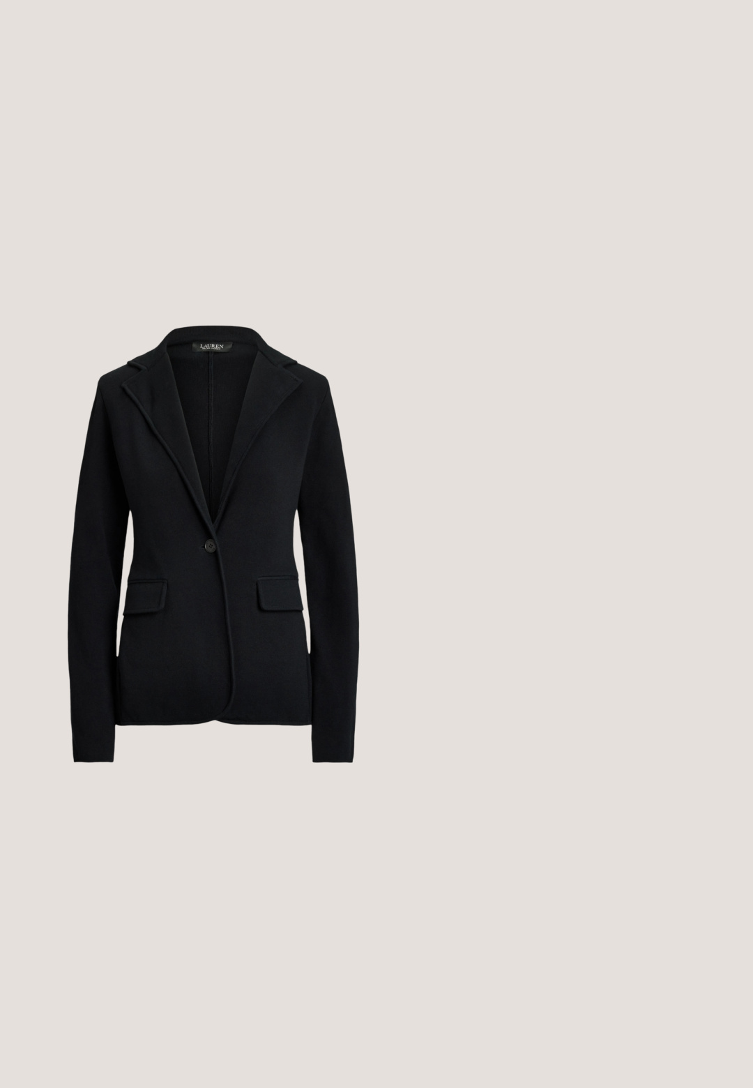 Sort blazer med skræddersyet design, enkeltknapslukning, hakkede revers, to forlommer, lavet af blødt stof med en glat tekstur.; Langærmet bluse i cremefarve med høj krave og stor bundet sløjfe ved halsen, med rynkede skuldre og knapmanchetter.; Sorte flagrende bukser lavet af glat stof med en tætsiddende talje og brede benåbninger. Har et klassisk design og rene linjer.; Sorte læder højhælede pumper med spids tå og en slank stiletto hæl. Den glatte tekstur og de minimale detaljer skaber et klassisk design.; Sort læderhåndtaske med gyldent RL-logo, enkelt top-håndtag, aftagelig skulderrem og vedhæftet lædermærke på lys baggrund.; Guld ørestikker med firkantede, klare grønne ædelsten på hvid baggrund.