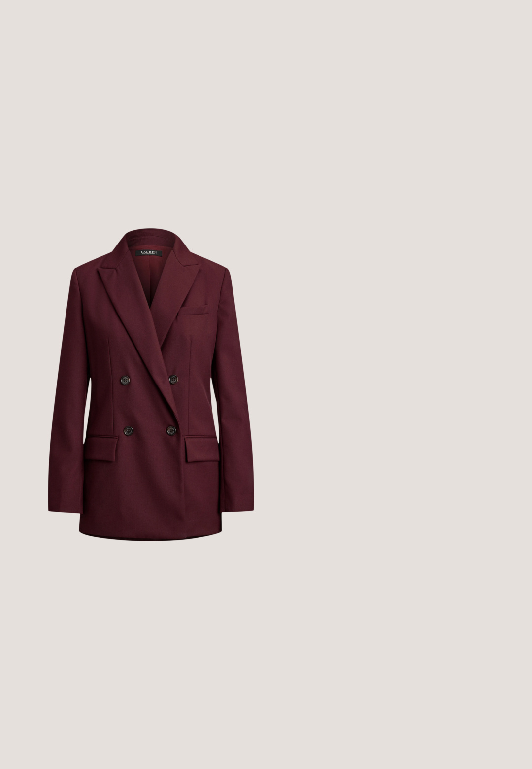 Bordeaux dobbeltbrystet blazer lavet af glat stof, med spidse revers, to forlommer og fire sorte knapper foran.; Langærmet beige bluse med en bånddetalje ved halsudskæringen, glat tekstur og samlede ærmegab, med en afrundet kant.; Sort strik-midi-nederdel med en tætsiddende silhuet, der har en bred elastisk talje og en glat tekstur, uden mærkbare mønstre eller accenter.; Sort lædersko med rund tå, lav blokhæl og justerbar rem over vristen. Har et udskæringsdesign for åndbarhed.; Vinrød læderhåndtaske med buet øverste håndtag, aftagelig rem og rektangulært guldlås foran på klappen.; Sorte læderhandsker med et klassisk design, der har tre vandrette syninger på bagsiden og en tætsiddende pasform ved håndleddet.
