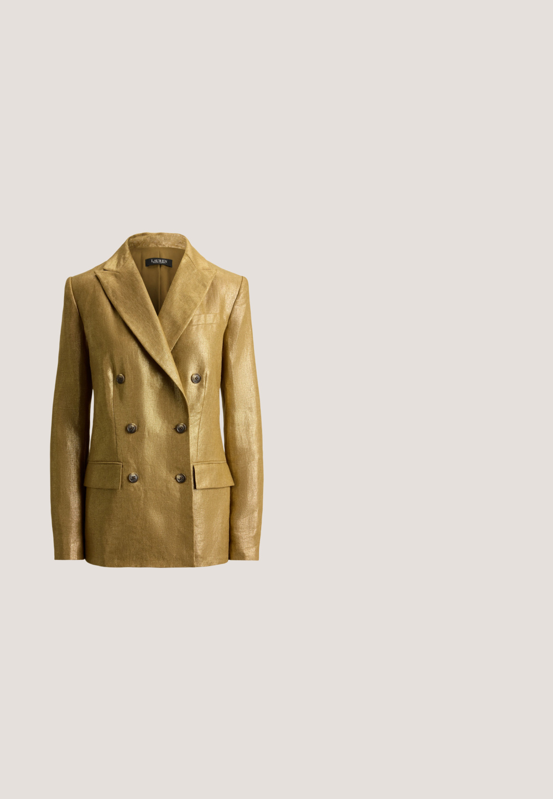 Dobbeltknappet guldfarvet metallic blazer med haklapper, seks knapper, klaplommer og strukturerede skuldre, vist på en ensfarvet baggrund.; Gold satin kjole med én skulder og bindedetalje ved skulderen, med en glat, glansfuld tekstur og gulvlængde.; Guldmetallic højhælede pumps med spidse tæer og en glat overflade. Har lukket hæl og en slank, elegant stiletto-design.; Loeffler Randall BRIT PLEATED FLAT - Clutches - gold-coloured; Sorte læderhandsker med en glat tekstur, diskret syning og en metallisk detalje på manchetterne. Venstre handske har en tommelåbning.; Guldtonede chandelierøreringe med en klynge-design, der har runde og tårnformede klare krystaller, der fremhæver detaljerne.