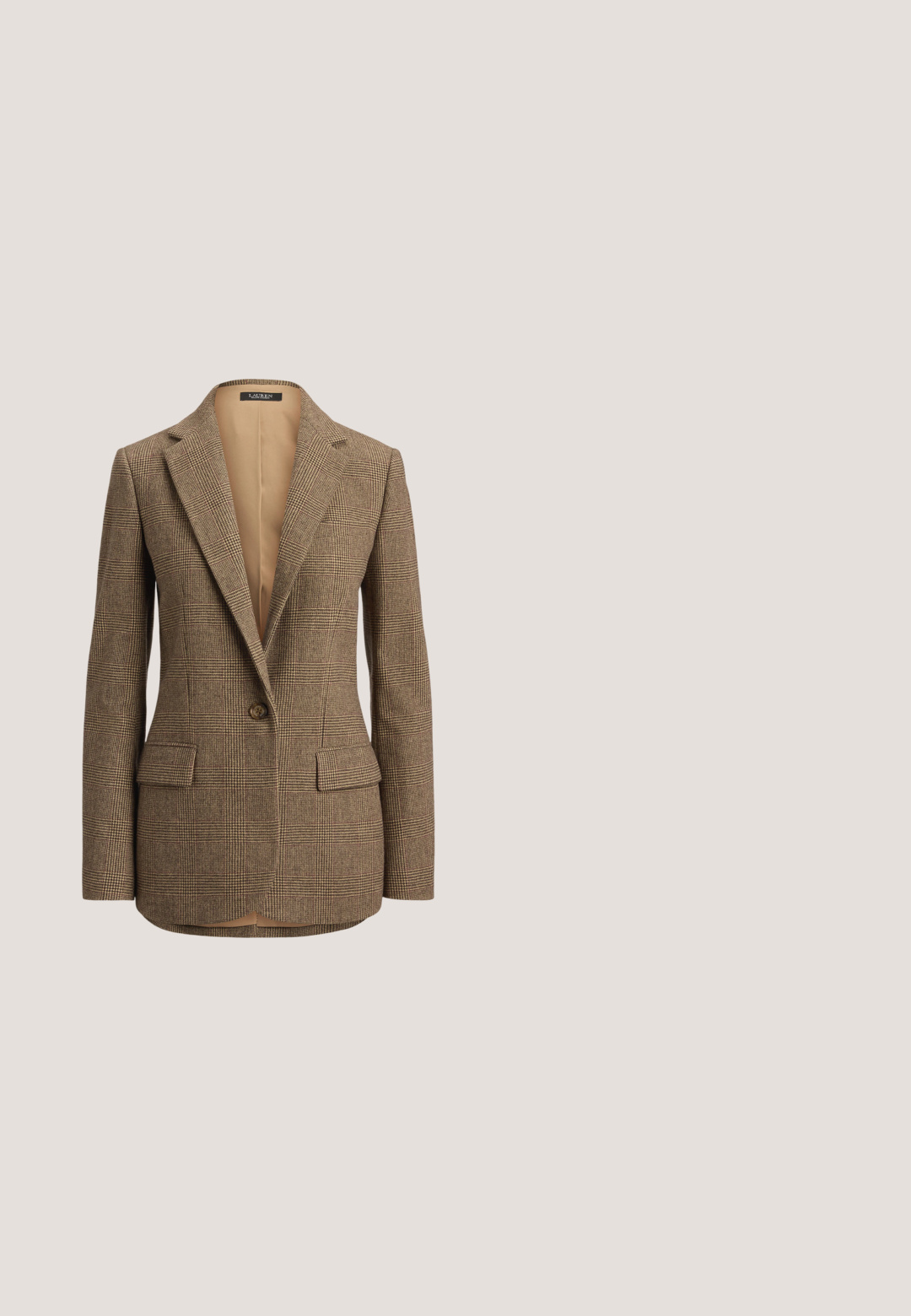 Veste marron à carreaux avec un seul bouton, revers crantés et poches à rabat devant sur fond uni.; Cardigan en tricot beige avec col rond, manches longues, fermeture à boutons sur le devant et deux poches avant, présenté sur un fond blanc uni.; Blouse crème avec col à nouer, passepoil bleu marine, manches longues, fermeture à boutons et texture de tissu lisse. Coupe ajustée, ourlet arrondi.; Pantalon beige taille haute à jambes larges avec plis sur le devant, poches latérales et ceinture ajustée avec passants pour ceinture.; Mocassin en cuir marron foncé avec détail à franges et boucle dorée sur fond neutre, vue latérale.; Foulard en soie avec des lanières en cuir beige et marron, des anneaux dorés et de petits charms fleurs et animaux roses, jaunes et blancs sur fond blanc.