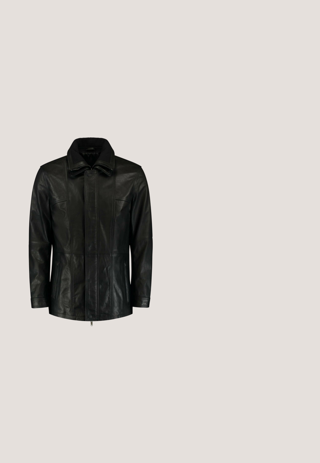 Chaqueta de cuero negra con un alto cuello, cierre frontal con cremallera y bolsillos laterales; textura suave con sutiles detalles de costura.; Jersey de punto grueso en gris oscuro, con cuello redondo, mangas largas y un pequeño logotipo marrón en el pecho. Tejido texturizado.; Camiseta negra de manga corta hecha de algodón. Presenta un cuello barco y un pequeño bolsillo en el lado izquierdo del pecho. Textura suave y diseño sencillo.; Vaqueros de mezclilla azul con corte ajustado, que presentan un accesorio de cadena, detalles desgastados y un sutil desvanecimiento para añadir textura.; Bota de combate de cuero negro con caña alta, parte frontal con cordones, cuello acolchado y suela texturizada resistente para un buen agarre. Presenta una puntera reforzada.; Bandolera de cuero negra con correa texturizada, que cuenta con un compartimento principal con cierre, un bolsillo frontal y un acabado suave, ideal para almacenamiento compacto.