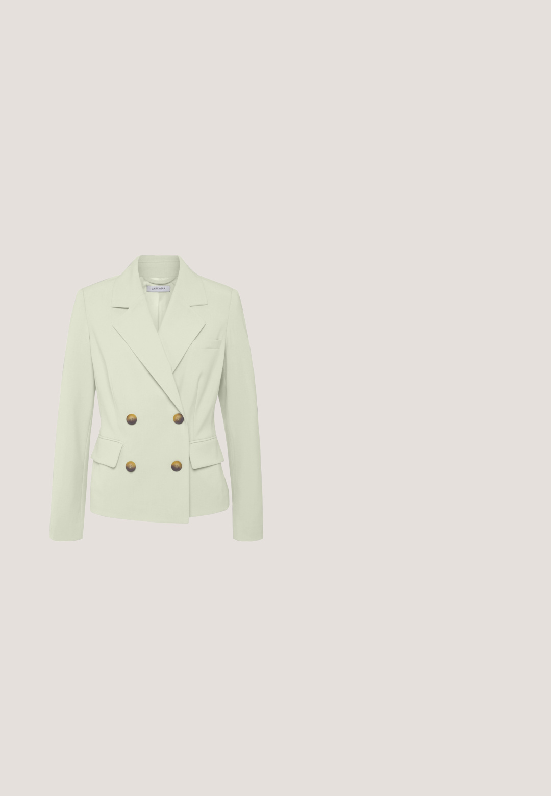 Dobbeltbrystet blazer i lysegrønt stof, med brune knapper, spidse kraver, to forlommer og en enkelt brystlomme.; Ærmeløs hvid jumpsuit med høj hals, draperet krop og bukser med vide ben, der har et rent, minimalistisk design.; Hvide højhælede sandaler med krydsede stropper, T-bar design, glat overflade og spidse tæer. Har en slank hæl og en spændelukning.; Brune, gennemsigtige solbriller med en rundet rektangulær stel og mørke linser; har subtilt præget branding på stængerne.; Øreringe i guldfarve med kvadratiske toppe, der har store hvide perler, og tykke, afrundede, åbne øreringe i kvadratisk form nedenunder.; Cremefarvet quiltet læderclutch med gyldent trekantet logo-skilt og gyldent kæderem på ensfarvet hvid baggrund.