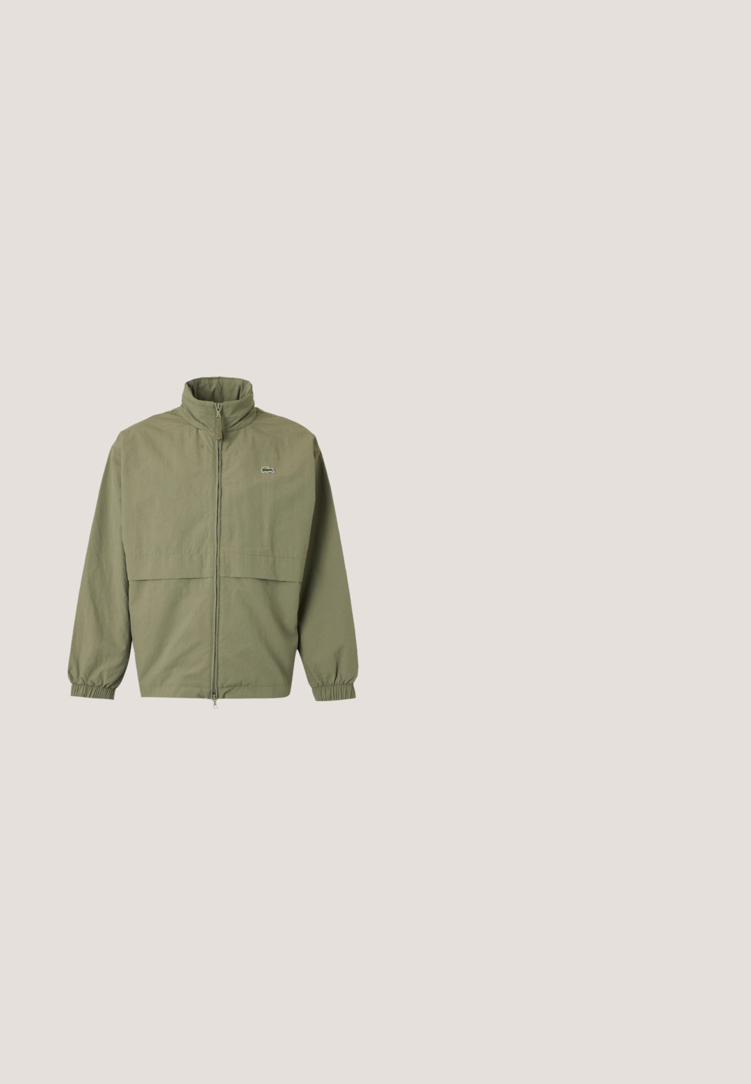 Veste zippée vert olive avec col haut, poignets élastiques et petit logo crocodile brodé sur la poitrine gauche.; Pull en maille vert clair à col rond et manches longues, avec un motif texturé subtil et un petit patch logo carré sur la poitrine.; Polo vert texturé avec un col d'un vert plus foncé contrastant, une patte de boutonnage à deux boutons et un petit logo sur la poitrine.; Pantalon en coton léger de couleur vert olive avec une taille élastiquée, une fermeture à boutons, et une coupe droite. Pas de motifs ou accents visibles.; Bottine en daim marron avec semelle en caoutchouc noir, bout rond et œillets en métal. Présente une languette et une surface texturée.; Sac bandoulière gris Lacoste avec motif géométrique, rabat avant avec poche zippée, fermetures à boucle en métal et bandoulière réglable.