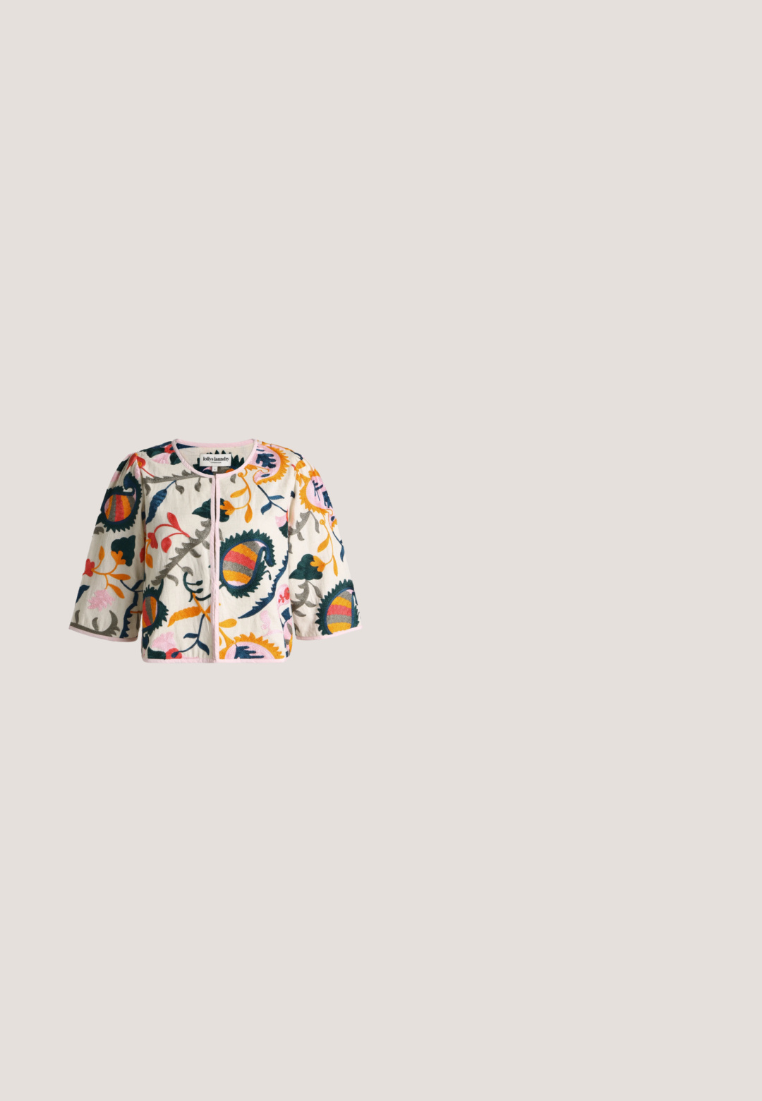 Hvid jakke med stor farverig blomsterbroderi og trekvartærmer, rund halsudskæring og knaplukning foran.; Paolina Russo WRAPPED HALTER - Top - acid brown; Lyseblå omslagsskjørt med lodrette hvide striber, der har en flæsekant og detaljeret brun blondekant i bunden.; Mørkebrun læderankelstøvle med spids snude og slank høj hæl mod en ensfarvet lys baggrund.; Brun skuldertaske i læder med flettet mønster og lynlåslukning på toppen, vist mod en hvid baggrund.; Delikat halskæde med vekslende små blå, grønne cylindriske, hvide perle- og guldadskillelsesperler, afsluttet med en guldlobsterspænde.