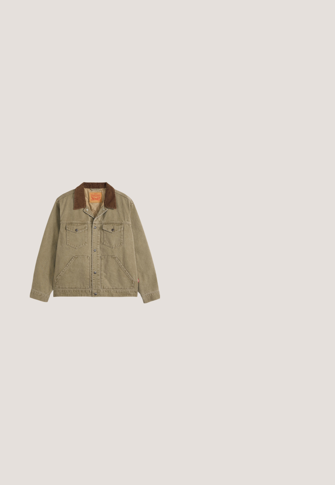 Chaqueta kaki con botones, cuello de pana marrón, dos bolsillos en el pecho con solapas y dos grandes bolsillos inferiores, extendida sobre fondo gris.; Jersey verde oscuro acanalado con cuello alto y media cremallera. Cuenta con mangas largas y un ajuste ligeramente holgado, que destaca la textura y la artesanía.; Camiseta de algodón morada con mangas cortas, escote redondo y un discreto logotipo de Levis bordado en tono sobre el pecho. Textura suave.; Vaqueros grises de pierna recta con bolsillos delanteros y traseros, trabillas para cinturón y cierre de botón, colocados planos sobre un fondo blanco.; Bota de tobillo de cuero marrón con cordones, suela gruesa y resistente, y ojales de metal, vista lateral sobre un fondo gris claro liso.; Bolsa de deporte negra con un patrón geométrico texturizado, cierre de doble cremallera y correas ajustables. Detalles de hardware resistente.