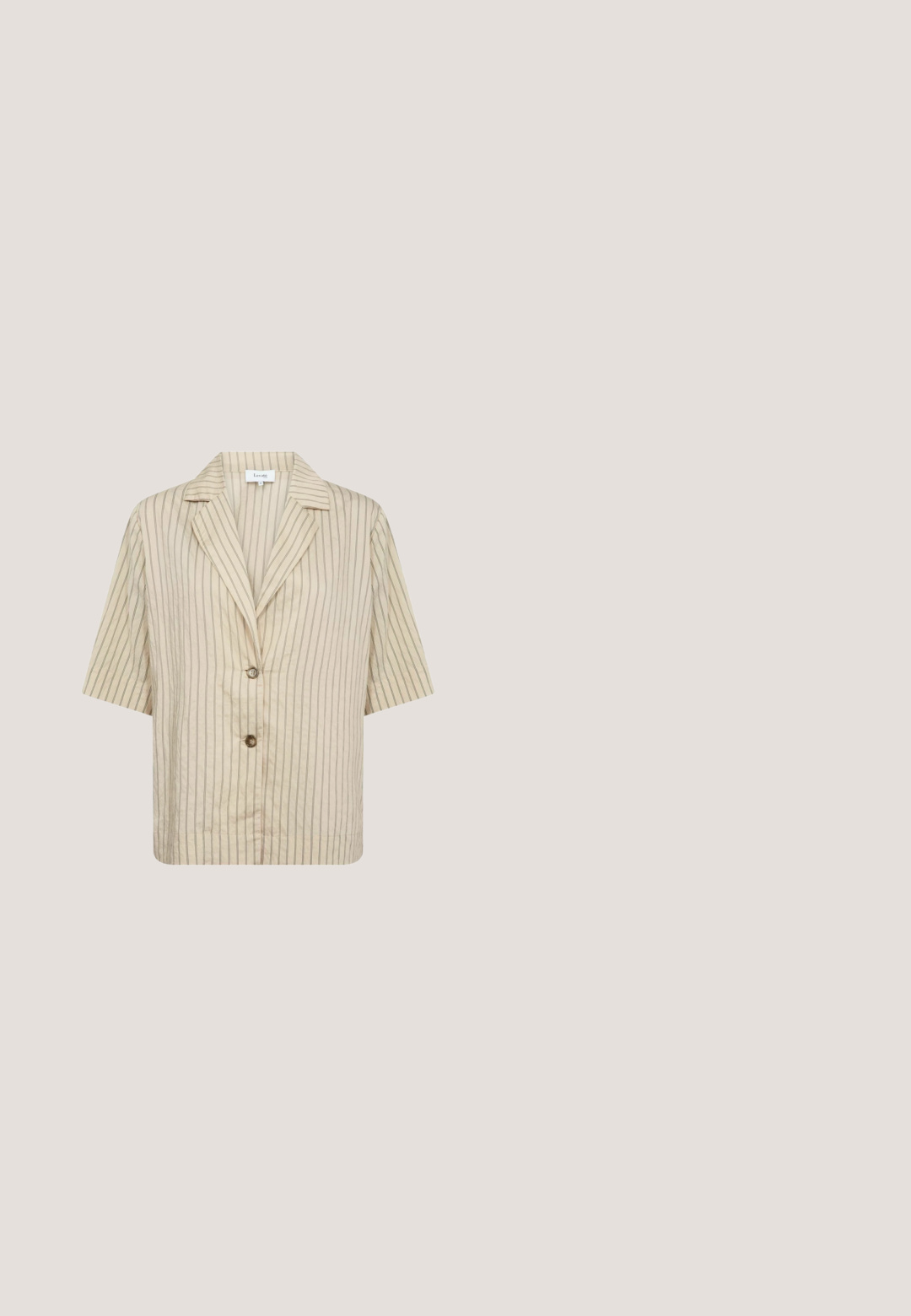 Beige kortærmet bluse med tynde lodrette brune striber, hakket krave og to forreste knapper.; Lysebeige ribbestrikket sweater med rund halsudskæring, korte pufærmer og lukkes med knapper foran, med en udvidet nederste kant.; Lang cremede kjole med dyb V-udskæring, pufærmer og blonder trimmet i kanten. Glat stof med tætsiddende liv og flagrende nederdel.; Hvid western-støvle til midt på læggen med spids tå, sort stablet hæl, dekorative sømme og trækflap på skaftet.; Rektangulære solbriller med en skildpaddemønstret acetatramme, brune tonede linser og gulddetaljer på stængerne, mærket "vogue."; Metallisk rose gold clutch med en glat, afrundet form og en sikker lås på toppen. Har en reflekterende overflade og et sømløst design.