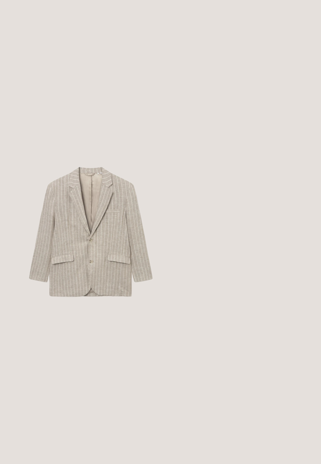 Lichtbeige blazer met witte verticale strepen, twee voorkzakken, gelapte revers, en een enkele knopfitting. Glad textuur van de stof.; Beige poloshirt met een kraag en een drieknopssluiting. Korte mouwen, zachte textuur en een rechte zoom. Minimalistisch ontwerp.; Lichtgrijze korte broek met donkergrijs abstract patroon en een zwart trekkoord bij de elastische tailleband, getoond op een witte achtergrond.; Leren sneakers in lichtbruin met een gele hiel, witte rubberen zool en beige veters. Logo op de zijkant, gestructureerd oppervlak.; Lichtgrijze stropdas met subtiele witte polkadots, plat uitgestald op een witte achtergrond.; Vierkante olijfgroene schoudertas van faux leer, met een ritssluiting aan de voorkant en een logo-print, met een verstelbare band.