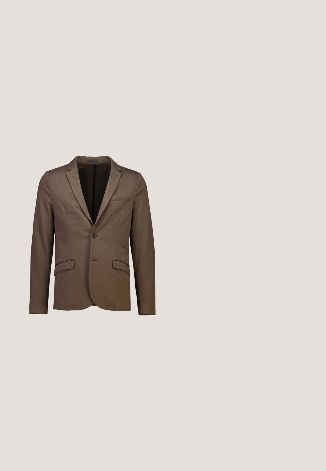 Bruine blazer gemaakt van gladde stof, met een enkele knoopsluiting, twee voorzakken en een slim fit ontwerp.; Herenoverhemd met lange mouwen in lichtbruin met subtiele textuur, knoopsluiting aan de voorkant en klassieke kraag op een witte achtergrond.; Bruine broek van een gestructureerde stof, met een rechtlopende pasvorm, een enkele knoopsluiting en een minimalistische stijl.; Bruine leren nette schoen met een gladde textuur, slank ontwerp, ronde neus en vetersluiting. Voorzien van een lage zwarte rubberen zool.; Bruine zijde stropdas met een gladde textuur, smalle vorm en puntige uiteinde, weergegeven tegen een effen achtergrond.; Bruine lederen riem met een metalen zilverkleurige gesp, gladde textuur en een eenvoudig ontwerp zonder zichtbare patronen of versieringen.