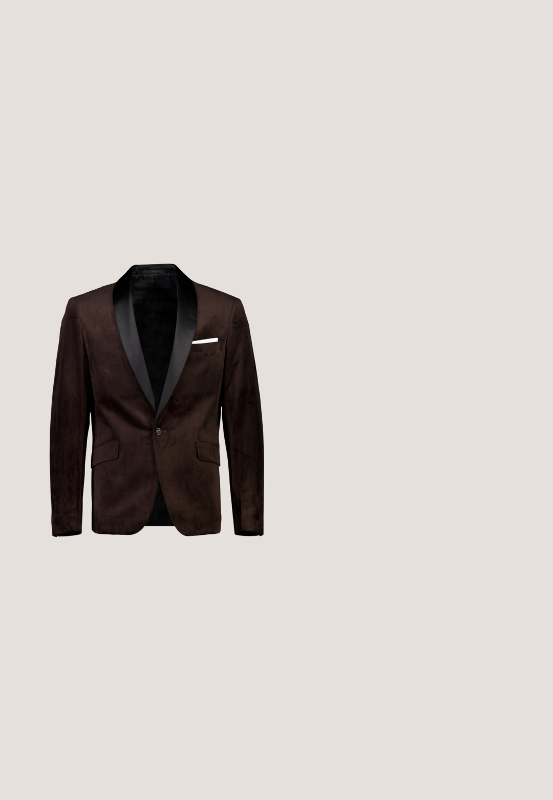 Brun ruskindsblazer med sort satin revers, enkelt knaplukning, to lommer og en glat inderside.; Kortærmet skjorte i let stof med en hvid bund og et gentaget blomstermønster i rødt og grønt. Indeholder krave og knapper.; Sorte højtaljede bukser med folder foran, sidelommer og et matchende bælte med en D-ring spænde.; Sort læder ankelstøvle med rund tå, snøredesign og metaløjer. Har en tekstureret sål og en pull-tab ved hælen for nem påtagning.; Sølv vedhængs halskæde med et cirkulært, struktureret design med inskriptionen "CARPE DIEM" og et korsmotiv. Sammenkædede led.; Sort læderbælte med en udsmykket sølvspænde med indviklede graveringer og en dekorativ spids, der fremhæver tekstur og håndværk.