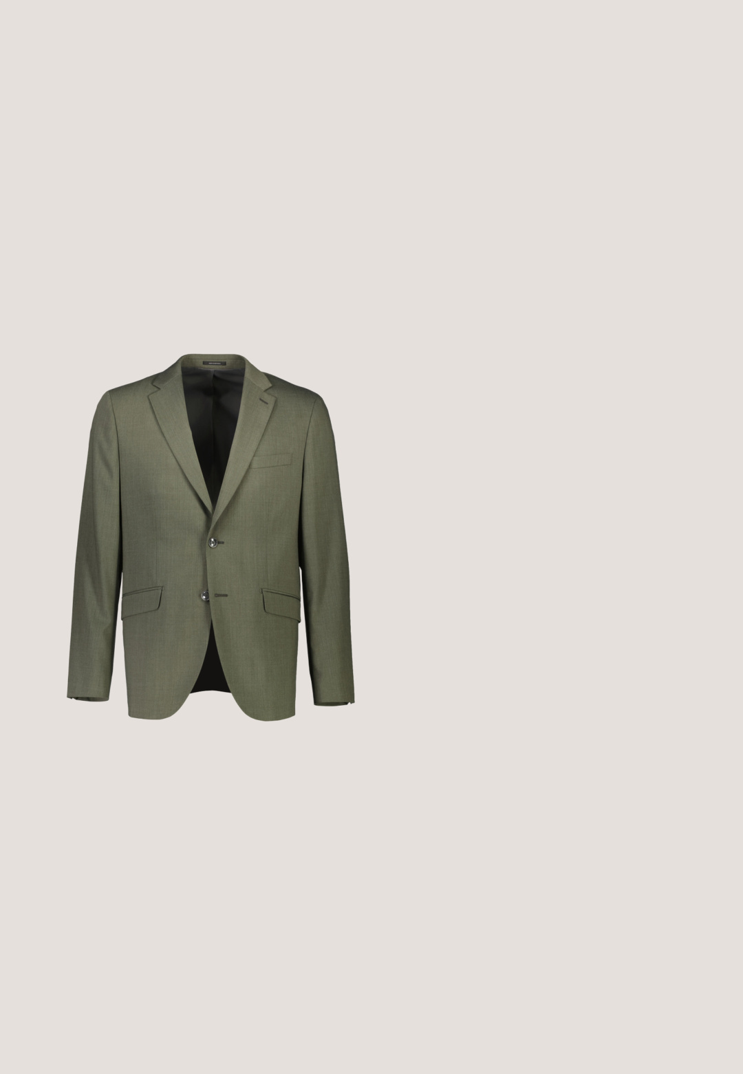 Olivengrøn blazer med en struktureret finish, enkeltbrystet design, to forlommer og en enkelt brystlomme, med to knapper.; Lysegrøn herreskjorte med lange ærmer, spids krave og hvide knapper, lagt fladt på en hvid baggrund.; Skræddersyede grønne bukser med en struktureret overflade, der har en enkelt knaplukning og plisseret frontdesign. Lige ben.; Mørkegrønne slip-on sko i ruskind med rund tå, en lav hvid sål og et minimalistisk design med en syet detalje.; Sæt med slips og lommetørklæde i silke med grønt og orange blomsterprint på hvid baggrund, vist fladt på hvid overflade.; Olivengrønt flettet stofbælte med brunt læderende og sølvfarvet rektangulært metalspænde, rullet sammen på en hvid baggrund.
