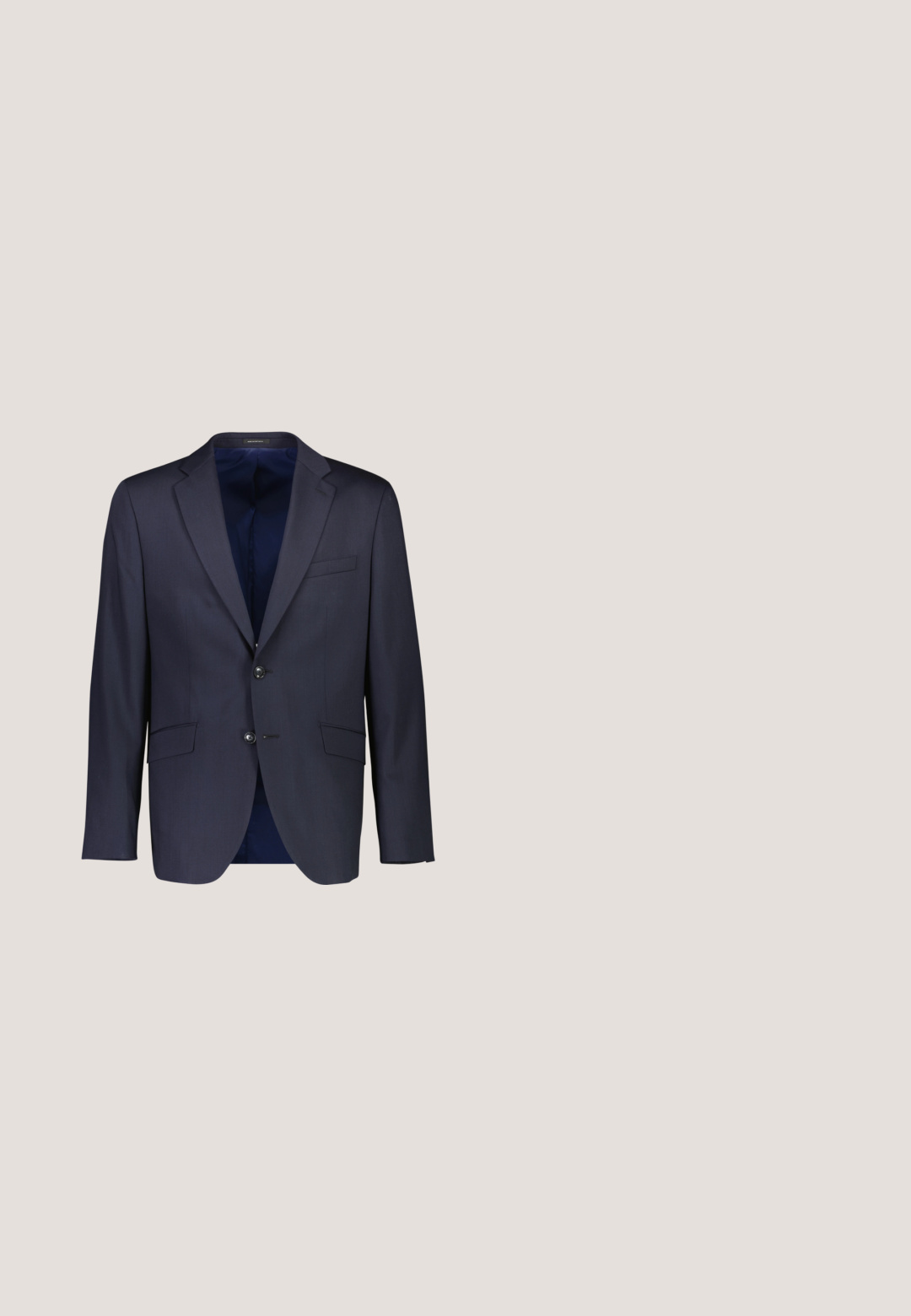 Marineblå blazer med spids krave, enkelt knaplukning, to frontlommer og en glat indvendig foring. Skræddersyet pasform.; Herreskjorte med lange ærmer, knapper ned foran, med marineblå og hvide lodrette striber og klassisk krave, vist på en hvid baggrund.; Grå stretchbukser med et strømlinet design, der har en flad front, sidelommer og en knaplukning. Glat tekstur og skræddersyet pasform.; Mørkeblå ruskinds dress sko med en glat finish, snørelukning, rund tå og en lav, mørk træhæl. Enkel, ren design.; Marineblå slips med hvide lodrette striber, lavet af glat stof, med spids ende og et lille broderet logo nær spidsen.; Sort læderbælte med struktur og en rektangulær sølvspænde med et sort geometrisk mønster, vist sammenrullet på en hvid baggrund.