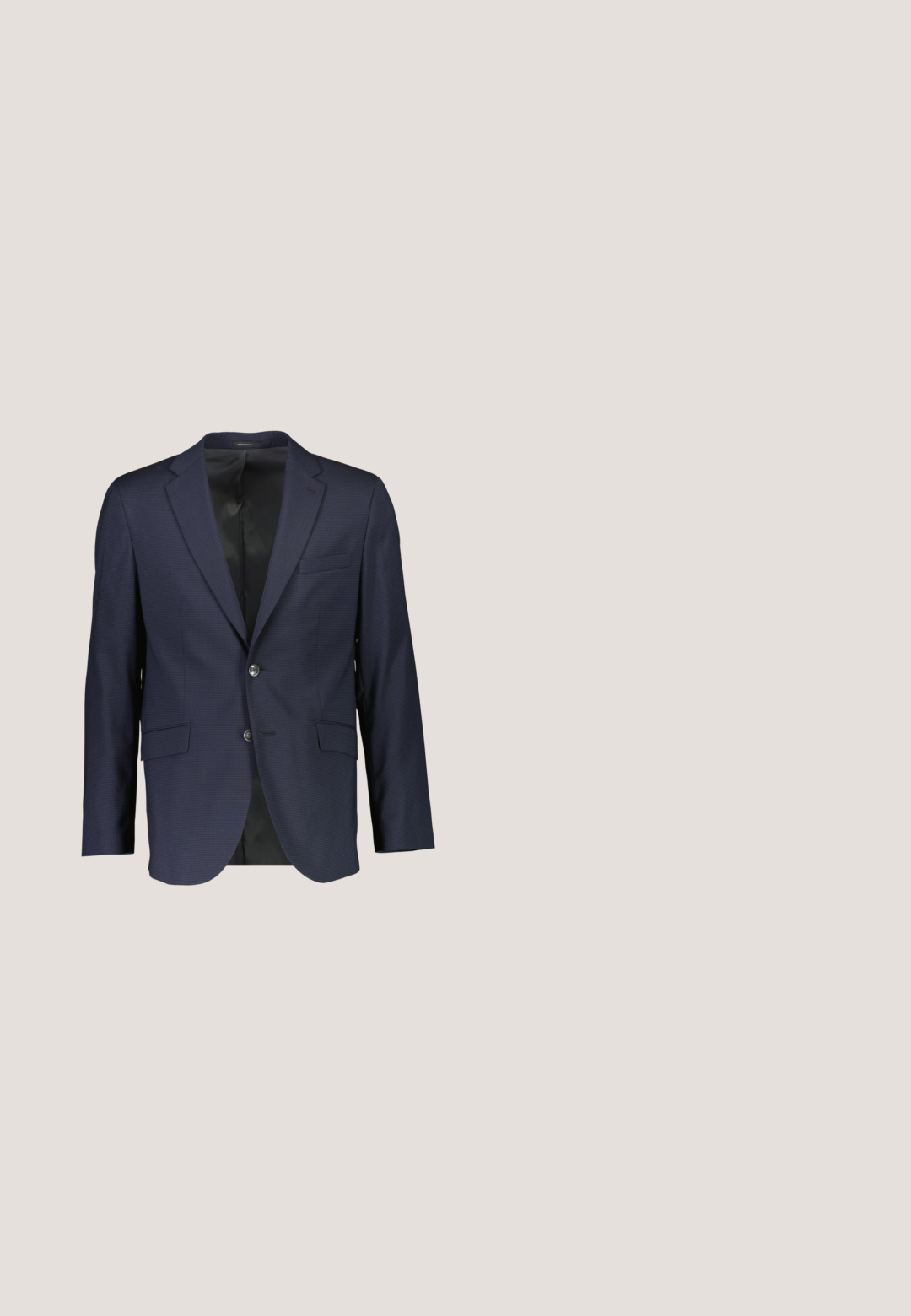 Marineblazer med et struktureret mønster, enkelt bryst design, to forlommer og to knapper. Indvendig foret med sort stof.; Langærmet skjorte med blå og hvide lodrette striber, hvid krave og hvide manchetter, knappet foran.; Mørkeblå bomuldsbukser, slim fit, med knaplukning og opsmøg. Glat overflade uden synlige mønstre eller accenter.; Skinnende sorte læder Oxford selskabssko med lukket snøring, kappe tå, lav hæl og lille sølv logo på siden.; Blåt silke lommetørklæde med små hvide paisley mønstre, delvist foldet for at vise to nuancer af blå.; Sort bælte lavet af glat læder med en sølvmetalspænde. Har prægede branding langs remmen, der viser et slankt, minimalistisk design.