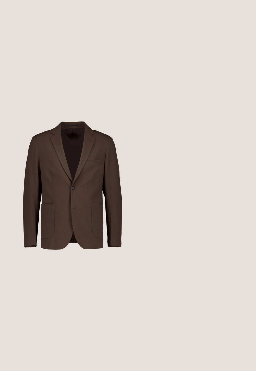 Blazer marron pour homme à un bouton, avec revers crantés et trois poches plaquées, montré de face sur fond blanc.; Chemise noire à manches longues, boutonnée, en tissu lisse avec un col, une patte de boutonnage à l'avant et des poignets standards. Aucun motif ou design visible.; Pantalon formel noir sur mesure avec fermeture à bouton et zip, passants pour ceinture, et jambes droites.; Chaussure habillée en cuir marron à finition lisse, bout arrondi, laçage à cinq œillets et talon bas rectangulaire. Design minimaliste.; Cravate marron avec un motif floral en forme de losanges blancs et roses sur un fond uni clair.; Ceinture en cuir marron avec une texture lisse, dotée d'une boucle rectangulaire en métal argenté et de surpiqûres foncées le long des bords.
