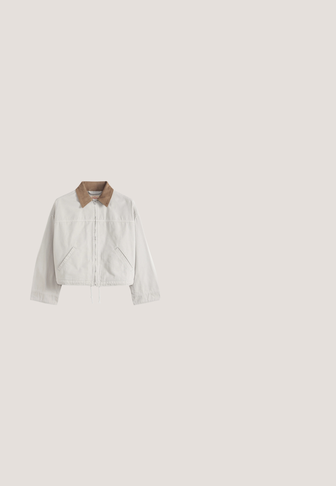 Lysebeige jakke med lynlås, brun fløjls-krave, lange ærmer, skrå sidelommer og snørre i kanten.; Lys beige sweatshirt med blomster- og sommerfuglebroderi i rød, gul, blå og grøn. "Levi's" logoetiket foran.; Hvid Levi's t-shirt med kortærmet og grafik af blå cowboystøvler samt "LEVI'S 1873" trykt på brystet.; Lyseblå super skinny jeans med frontknap og lynlås, bæltestropper og fem lommers design.; Lysgrønne sneakers med en textured gråbrun detalje, hvide snørebånd og en ribbet elfenbensfarvet sål, båret med hvide sokker. Flad, lavtop design.; Lille rektangulær denim crossbody taske med justerbar mørkegrønne strop og lynlåslukning mod en ensfarvet baggrund.