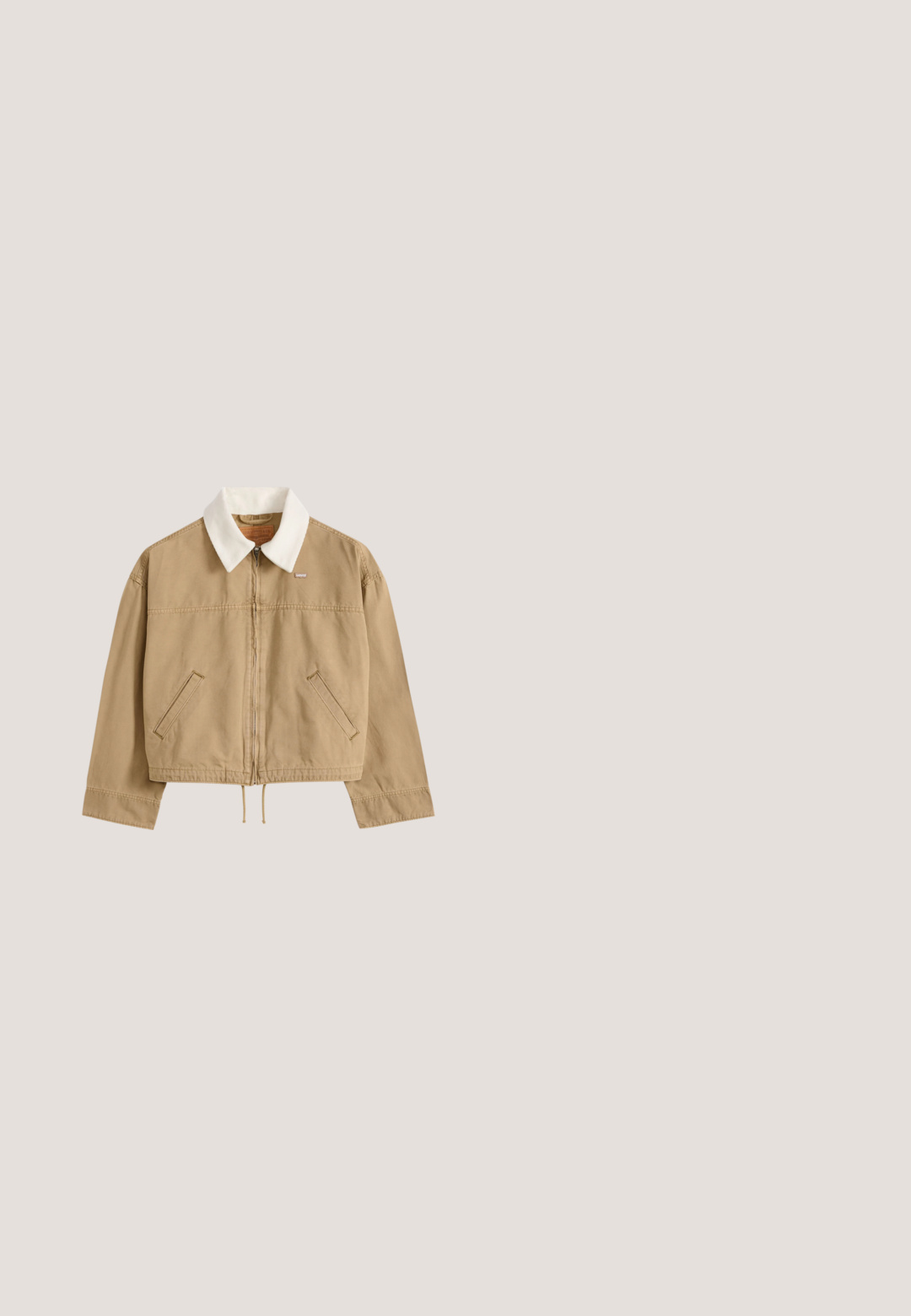 Veste beige zippée avec col en velours côtelé blanc, poches avant inclinées, manches longues et bas à cordon, étalée à plat sur fond clair.; Sweat-shirt beige à col rond, manches longues, poignets et ourlet côtelés, avec un petit logo sur la poitrine gauche.; T-shirt à manches longues marron et noir à imprimé léopard avec un petit logo Levi’s sur la poitrine gauche sur un fond gris uni.; Salopette en denim bleu foncé avec jambes larges, bretelles ajustables et accents en boutons. Comprend une poche frontale et une texture solide et lisse.; Baskets slip-on avec tige imprimé léopard marron et noir, semelle en caoutchouc blanche et étiquette logo Vans sur le côté.; Sac bandoulière en denim noir avec doubles sangles en corde et extrémités nouées de chaque côté, posé sur un fond blanc uni.