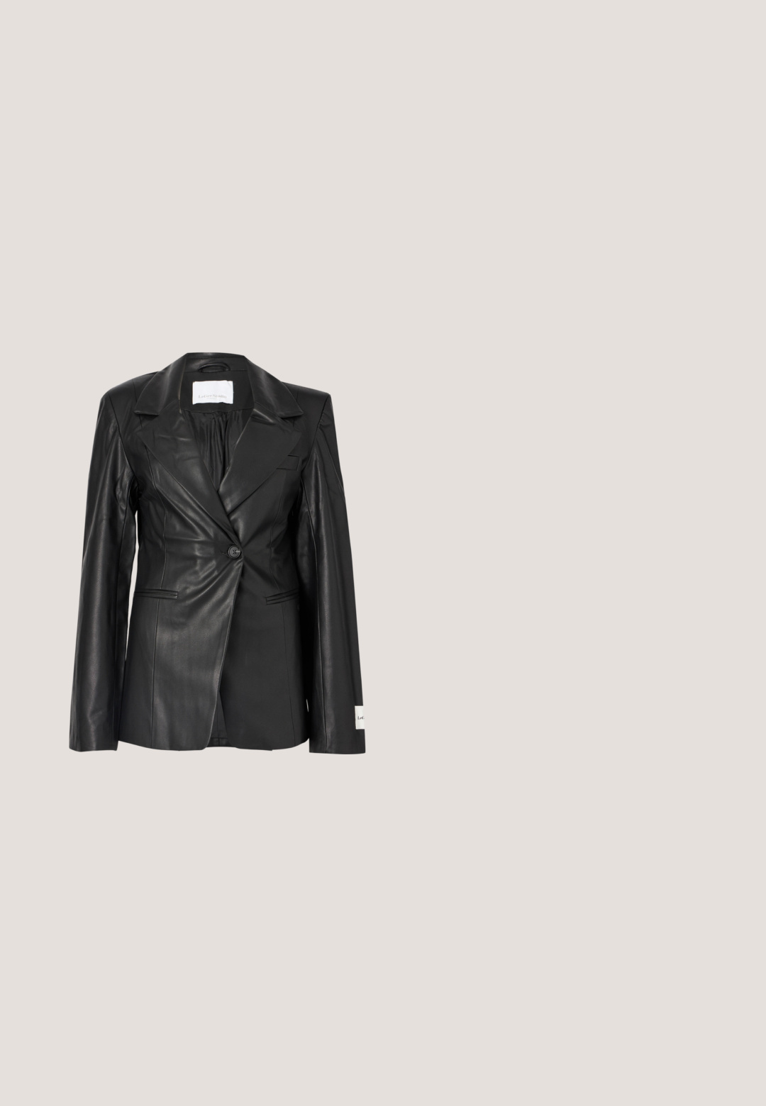 Blazer en cuir noir avec un design ajusté, fermeture à un bouton, revers crantés et étiquette sur le poignet gauche.; Top noir à une épaule en tissu extensible, avec un détail froncé sur le côté et un ourlet asymétrique. Texture lisse avec un léger tombé.; Pantalon en denim noir à jambes larges avec une taille haute, doté d'un bouton à l'avant, de deux poches latérales et de détails de couture subtils.; Bottines noires en cuir brillant, avec un bout pointu et un talon bloc. Le design est élégant avec des coutures et des accents minimaux.; Sac à main en cuir en forme de croissant blanc avec chaîne en argent et sangle ajustable, présentant un petit logo argenté à l'avant.; Bracelet en métal argenté, fabriqué en acier poli, avec une surface lisse et courbée, dotée d'une texture martelée et des extrémités ouvertes pour un ajustement réglable.