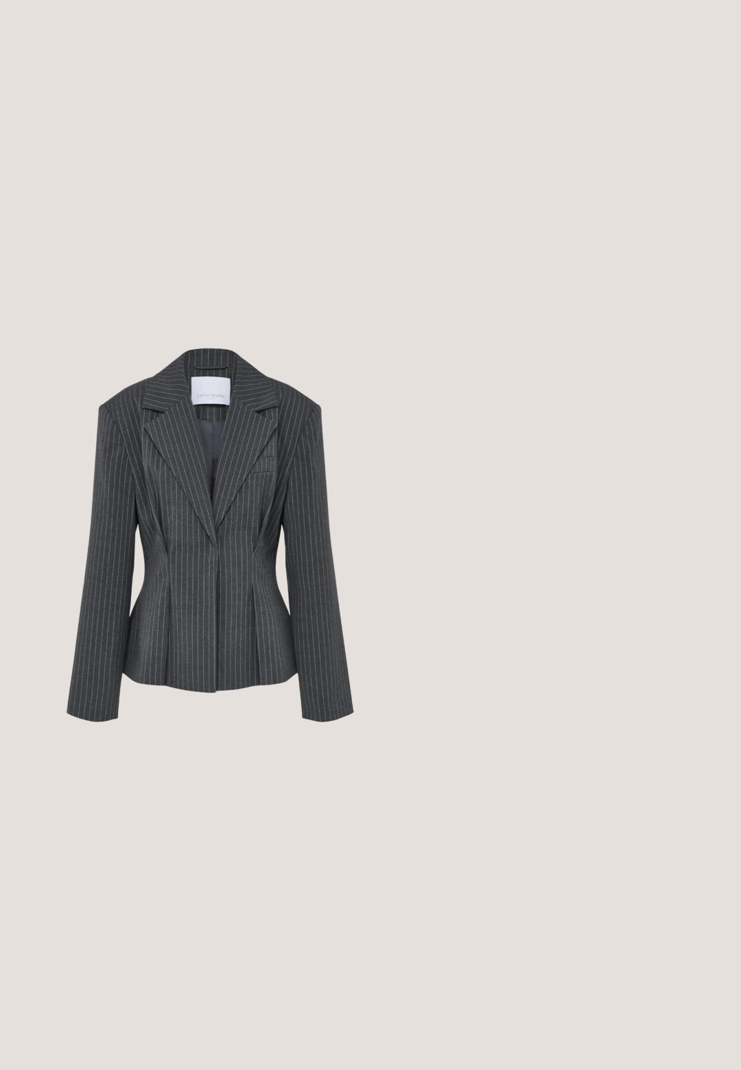 Mørkegrå blazer med skræddersyet pasform, brede revers og lange ærmer, vist på en hvid baggrund.; Grå satinlangærmet skjorte med spids krave, knaplukning og udvidede manchetter. Glat tekstur med en diskret glans.; Mørkegrå skræddersyede bukser med vide ben, frontbirl og taljebånd med bæltestropper på hvid baggrund.; Sølv slingback stiletto med spids tå, teksturelt metallic finish og en triangulær blokhæle. Indersiden har brune læderdetaljer.; Sølv læder crossbody taske med en tekstureret overflade, der har en guldlås, kædestrop og et logocharm i siden.; Sølv læderbælte med en struktureret overflade, der har en børstet metalspænde og flere størrelsehuller langs remmen.