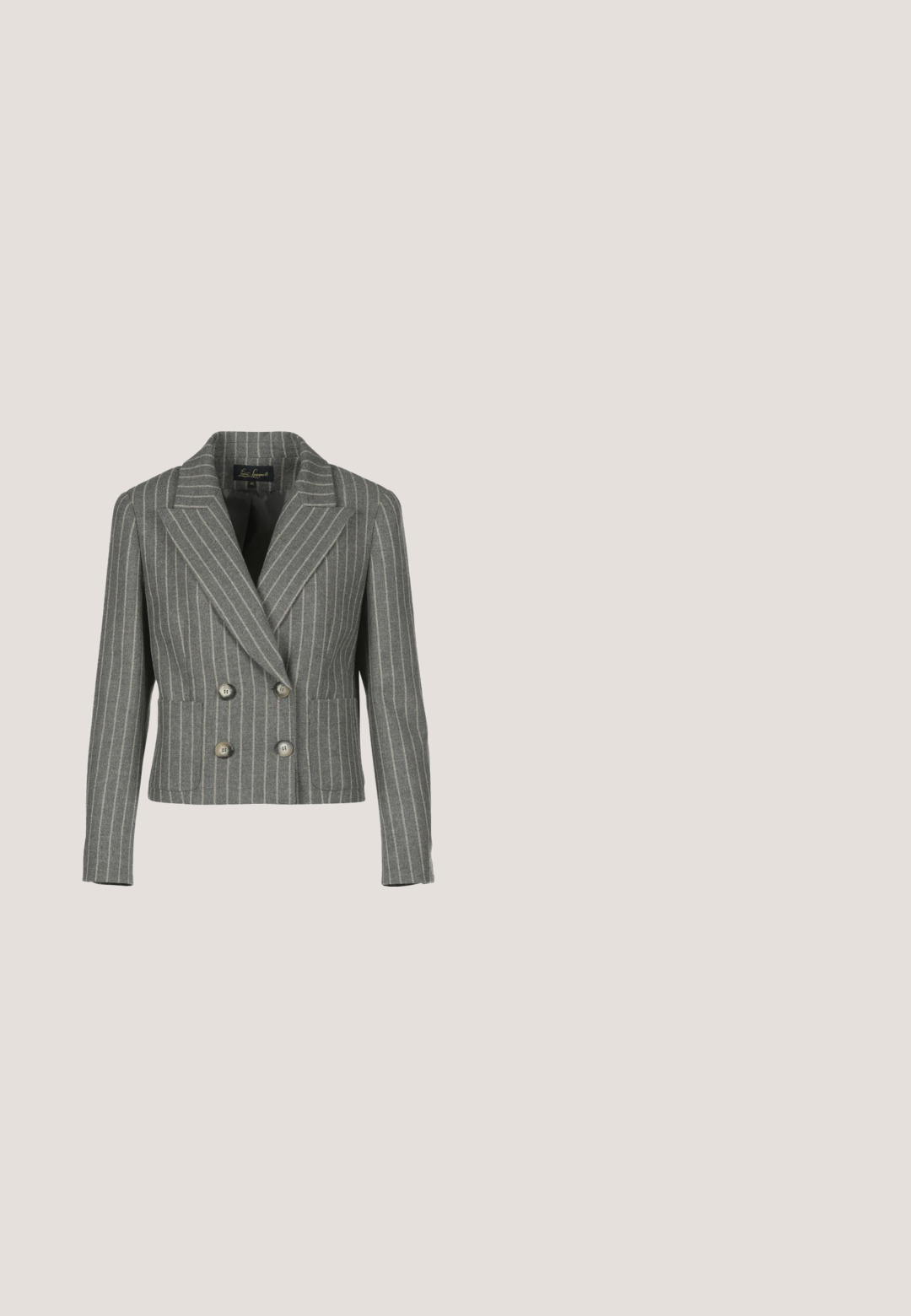 Grå dobbeltbrystet blazer i en pinstripe-mønster, med en notch krave, to frontlommer og sølvknapper.; Soaked in Luxury SLPrint - T-shirts print - black w sandshell dot; Sorte, lige bukser med bæltestropper og frontpress, vist mod en hvid baggrund.; Sort ruskinds slingback-sko med spids snude, to glansfulde sorte stropper med runde detaljer, og en lav hæl.; Sort læderhåndtaske med struktureret overflade, rektangulær form, top-håndtag og aftagelig skulderrem. Udstyret med en guldklap og logo.; Guldtonede ørekroge i skalform med en rillet tekstur og poleret finish. Stud-stil med en sikker stiftlukning.