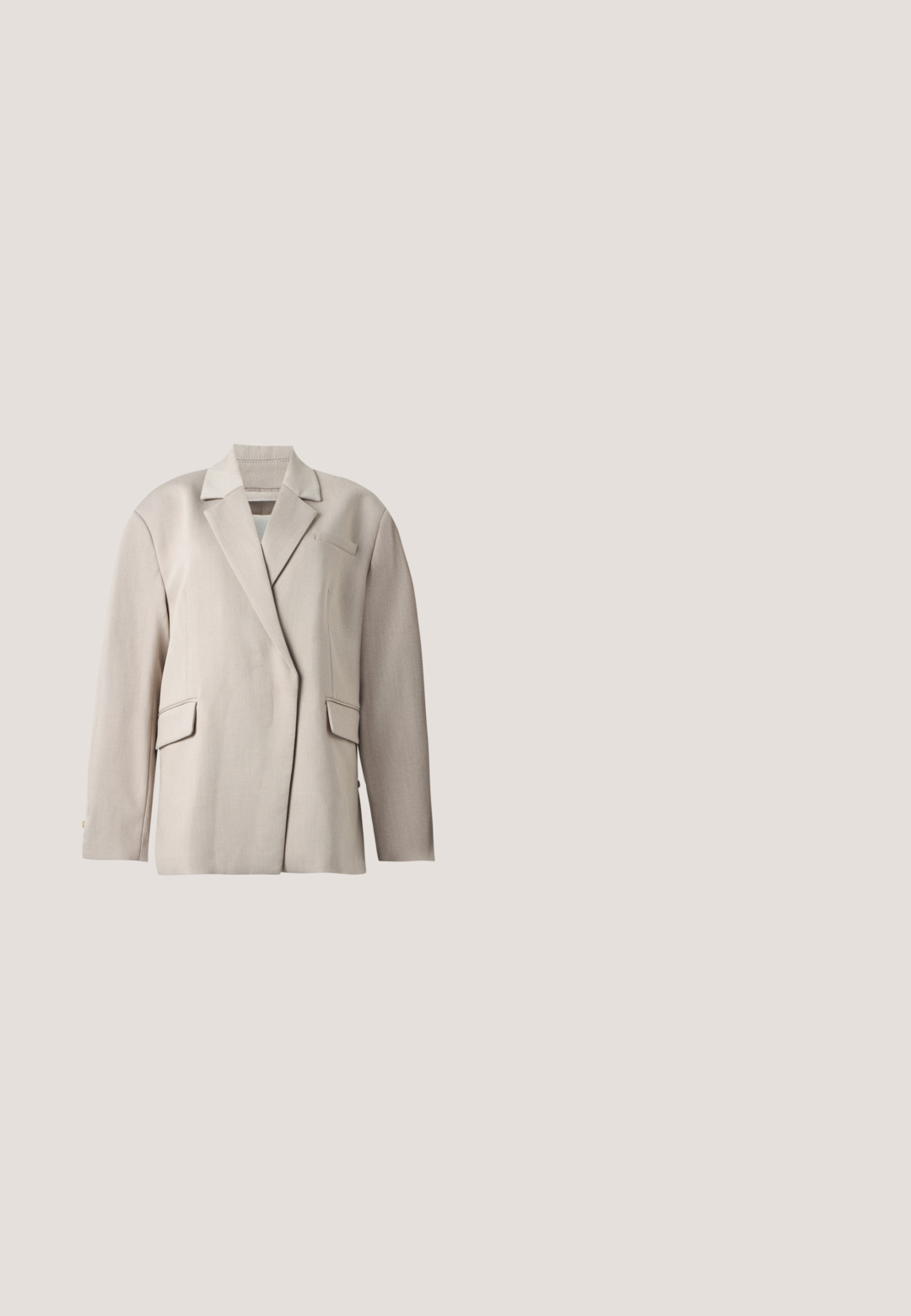 Beige op maat gemaakte blazer met notch-revers, lange mouwen, twee klepzakken en een borstpaspelzak, weergegeven op een witte achtergrond.; Witte katoenen tanktop met brede schouderbanden, een ronde halslijn en een gladde, geribbelde textuur. Geen patronen of accenten aanwezig.; Zwarte broek met wijde pijpen, plooien, zijzakken en een tailleband met riemlussen.; Zwarte lakleren loafers hebben een laag platformzool met een robuuste profiel en een gestikte detail over de middenvoet.; Zwarte leren crossbodytas met verstelbare riem en zilveren rits, "Liebeskind Berlin"-logo in het midden aan de voorkant.; Zilveren ketting met een slank, in elkaar geweven ontwerp en een gladde textuur, ontworpen voor een subtiele maar elegante uitstraling.