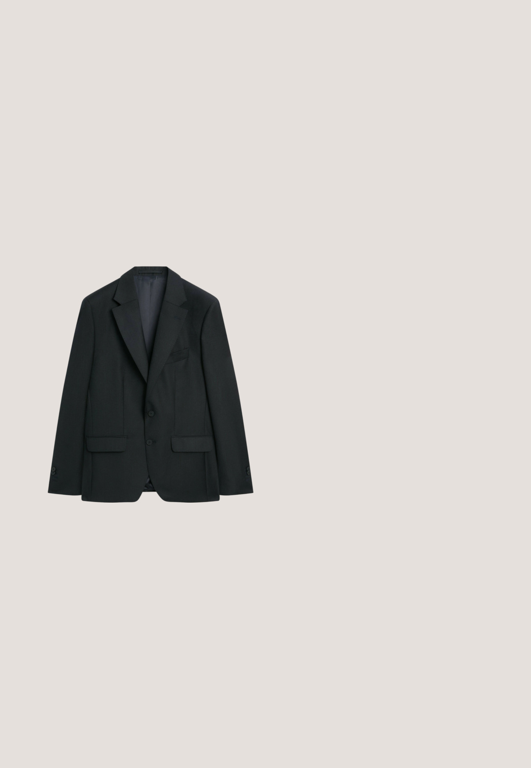 Sort skræddersyet blazer med notched revers, to forreste knapper, klaplommer og brystlomme, vist på en ensfarvet hvid baggrund.; Hvid skjorte med lange ærmer med knaplukning foran og spids krave, vist mod en hvid baggrund.; Sorte skræddersyede bukser med lige snit, der har en enkelt knaplukning og bæltestropper. Glat, mat stof uden mønstre.; Sorte læder slip-on dress sko med lav hæl og subtil Calvin Klein logo på siden, vist i profil på en hvid baggrund.; Sort lædermappe med to håndtag og en justerbar skulderrem, rektangulær form med sølvfarvet metalbeslag og lynlås.; Sort læderbælte med sølv rektangulært spænde snoet mod en hvid baggrund.