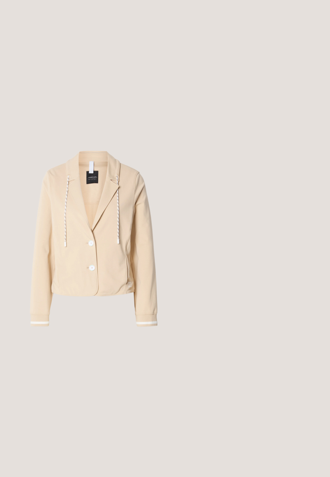 Beige afslappet blazer med to hvide knapper, stribede snore i kraven og hvide stribede manchetter på de lange ærmer.; Lys beige ærmeløs top lavet af ribbet stof, med en rund halsudskæring og tætsiddende design. Glat tekstur med minimale sømme.; Kremfarvede bukser med vide ben, lavet af blødt stof, med elastik i taljen og snøre samt forlommer med folder for ekstra facon.; Brun ruskind spids tå højhælet sko med en slank mellemhøj stilet hæl på hvid baggrund.; Beige flettet håndtaske med tynd skulderrem og lille guld "BOSS" logo foran, vist mod en ensfarvet hvid baggrund.; Guldtonede metaløreringe med et bøjet, langstrakt design. Overfladen er glat og poleret med en minimalistisk stil.