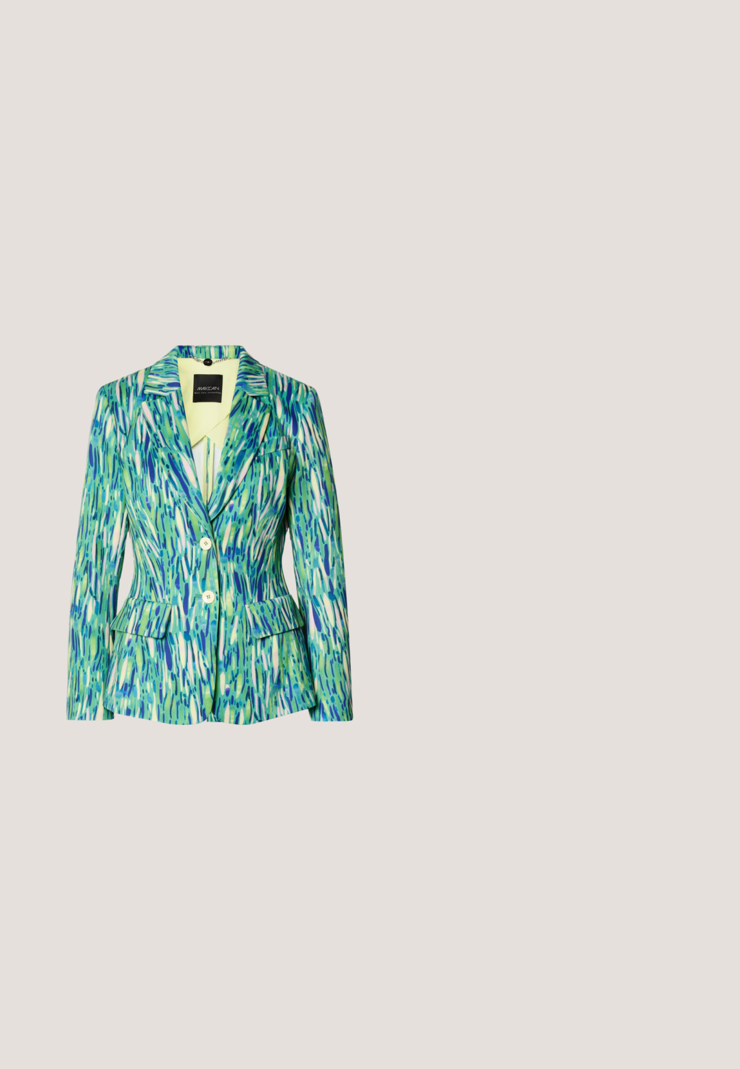 Blazer pour femme ajusté avec motif abstrait de coups de pinceau verts, bleus et blancs, deux boutons, revers cranté et poches à rabat.; Débardeur en satin, orné d'un motif abstrait coloré dans des tons de rose, d'orange et de violet, avec un design drapé à l'avant.; Pantalons à jambe large avec un motif abstrait multicolore comprenant des teintes de bleu, d'orange et de marron. Fabriqués en tissu léger avec une texture lisse.; Castañer ALEGRA - Bottines - black; Sac à main matelassé bleu marine avec une anse chaîne argentée et un petit porte-bonheur logo argenté sur le côté droit.; Broche papillon en or avec des ailes en filigrane ouvertes, ornée de petites perles et de strass clairs sur fond blanc.