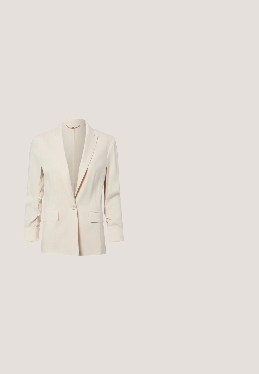 Off-white Damenblazer mit Ein-Knopf-Verschluss, gekerbtem Revers, zwei vorderen Pattentaschen und langen Ärmeln mit aufgeschlagenen Manschetten.; Ärmelloses weißes Top mit gemustertem Kragen und passender Knopfleiste, mit geometrischem Schwarz-Weiß-Design.; Cremefarbene, gerade geschnittene Hose mit Knopfverschluss, Gürtelschlaufen und einer glatten, maßgeschneiderten Verarbeitung.; Beiger Leder-Pumps mit hohem Absatz, spitz zulaufender Schuhspitze, glatter Textur und schlankem Stiletto-Absatz. Minimalistisches Design ohne zusätzliche Verzierungen.; Cremfarbene Lederhandtasche mit strukturierter Form, obenem Griff, abnehmbarem Schulterriemen, goldfarbenen Beschlägen und einer vorne angebrachten Schnalle.; Weißes Armreifarmband mit einem goldenem Kettengliedmuster, einem polierten roségoldenen Verschluss und der gravierten "FURLA"-Prägung auf der Innenseite.