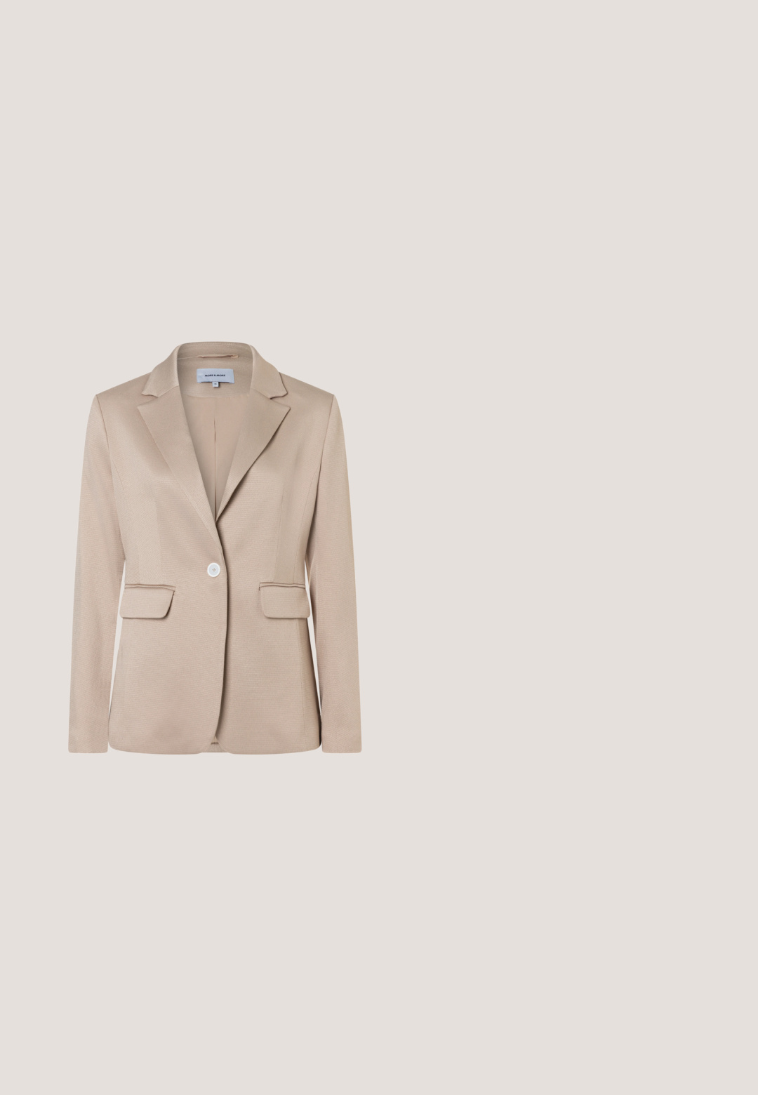 Blazer beige sur mesure à manches longues, col cranté et poignets boutonnés, vu de dos.; Chemise en satin crème avec col pointu, fermeture à boutons et poignet avec un accent de bouton noir. Texture lisse et design structuré.; Pantalon beige ajusté avec une jambe évasée, fabriqué en tissu lisse avec des détails de plis sur le devant, taille élastique pour le confort.; Chaussure à talon haut en cuir marron avec un bout carré et une large bride sur le devant. Le talon est en forme de bloc et solide.; Sac cabas en cuir marron texturé avec double bandoulière et cordons latéraux, orné du petit logo Furla au centre devant.; Ceinture en cuir marron roulée avec surface texturée et boucle dorée incurvée brillante sur fond blanc.