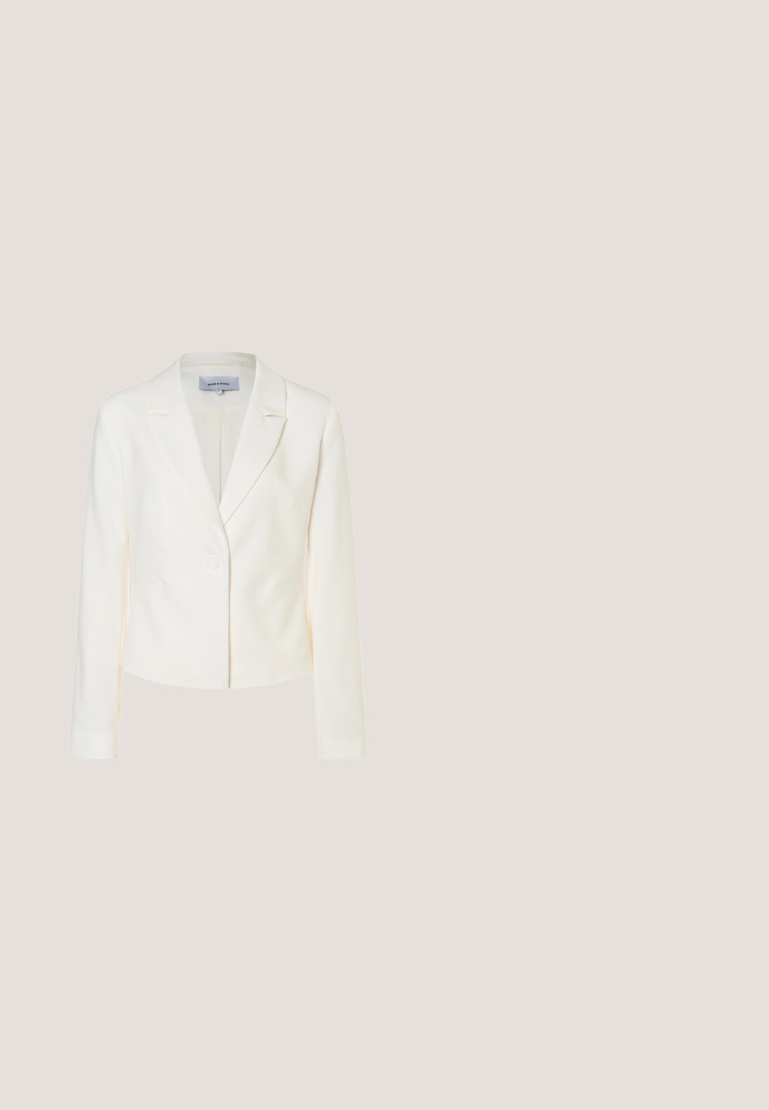 Weißer, maßgeschneiderter Blazer mit langen Ärmeln, Revers mit Aussparung, einreihigem Knopfverschluss vorne und tailliertem Schnitt.; Ärmelloses weißes Strick-Polo mit gewellten Armausschnitten und vier goldenen Knöpfen vorne, Größe klein.; Cremefarbene Shorts aus strukturiertem Stoff mit einem dezenten Muster, versehen mit einem Vorderknopfverschluss und Seitentaschen.; Weißer Slingback-Pumps mit spitz zulaufender Vorderkappe, dünnem Knöchelriemen und kleinem Kitten-Heel auf weißem Hintergrund.; Weiße Lederhandtasche mit einer strukturierten Form, goldenen Beschlägen, einem oberen Griff und einem Verschluss mit einem Clip. Glatte Textur mit minimalen Akzenten.; Zartes Goldkettenarmband mit einem halbmondförmigen Anhänger, der eine zentrale Perle und kleine umliegende Kristalle zeigt.
