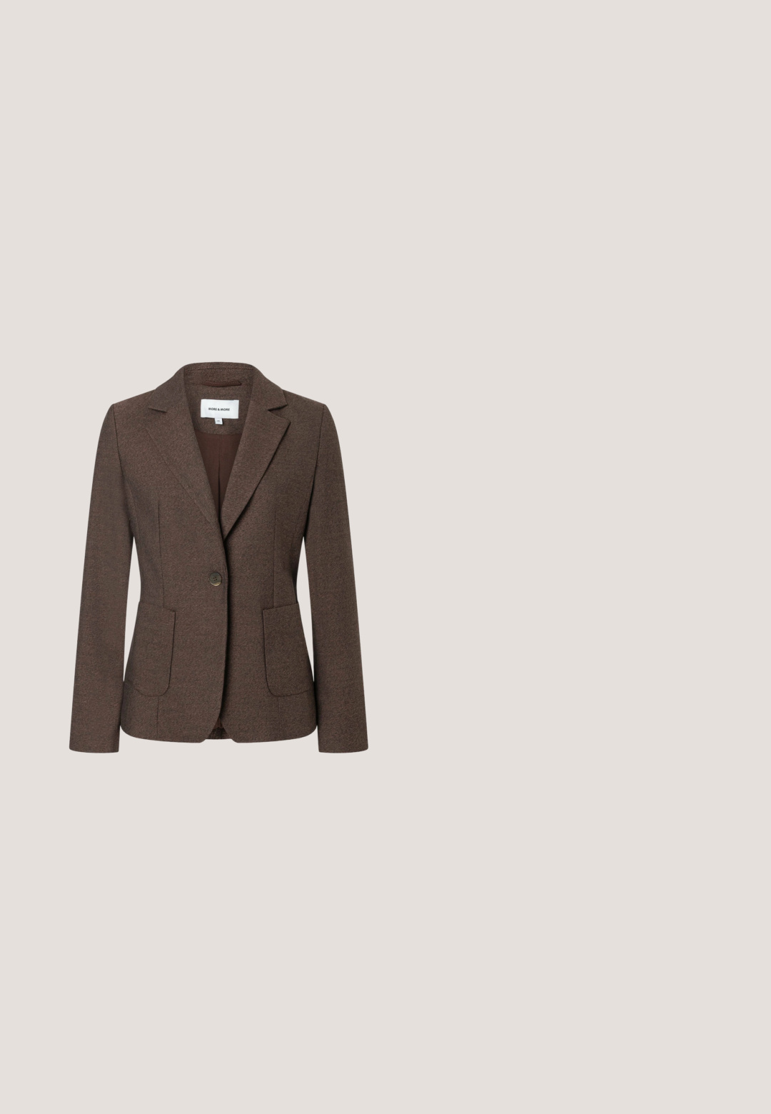 Bruine damesblazer met een knoop, inkeping revers, voorzakken en getailleerde pasvorm van More & More, maat 36.; Gebreide vest in lichtbeige met een V-hals en korte mouwen. Heeft een kabelbreipatroon en pompon-accenten aan de zijkanten.; Witte blouse met lange mouwen, voorzien van een kanten hoge kraag en manchetten, met een verticale kanten bies langs de achterkant in het midden.; Wollen mix kokerrok met een bruin en grijs ruitpatroon, gestructureerd ontwerp en een nette afwerking aan de rand.; Bruine leren brogue oxford schoen met wingtip-details, perforaties, veters en lage gestapelde hak op een witte achtergrond.; Bruine leren schoudertas met gestructureerde klep, gouden draaiknopsluiting en verstelbare band.