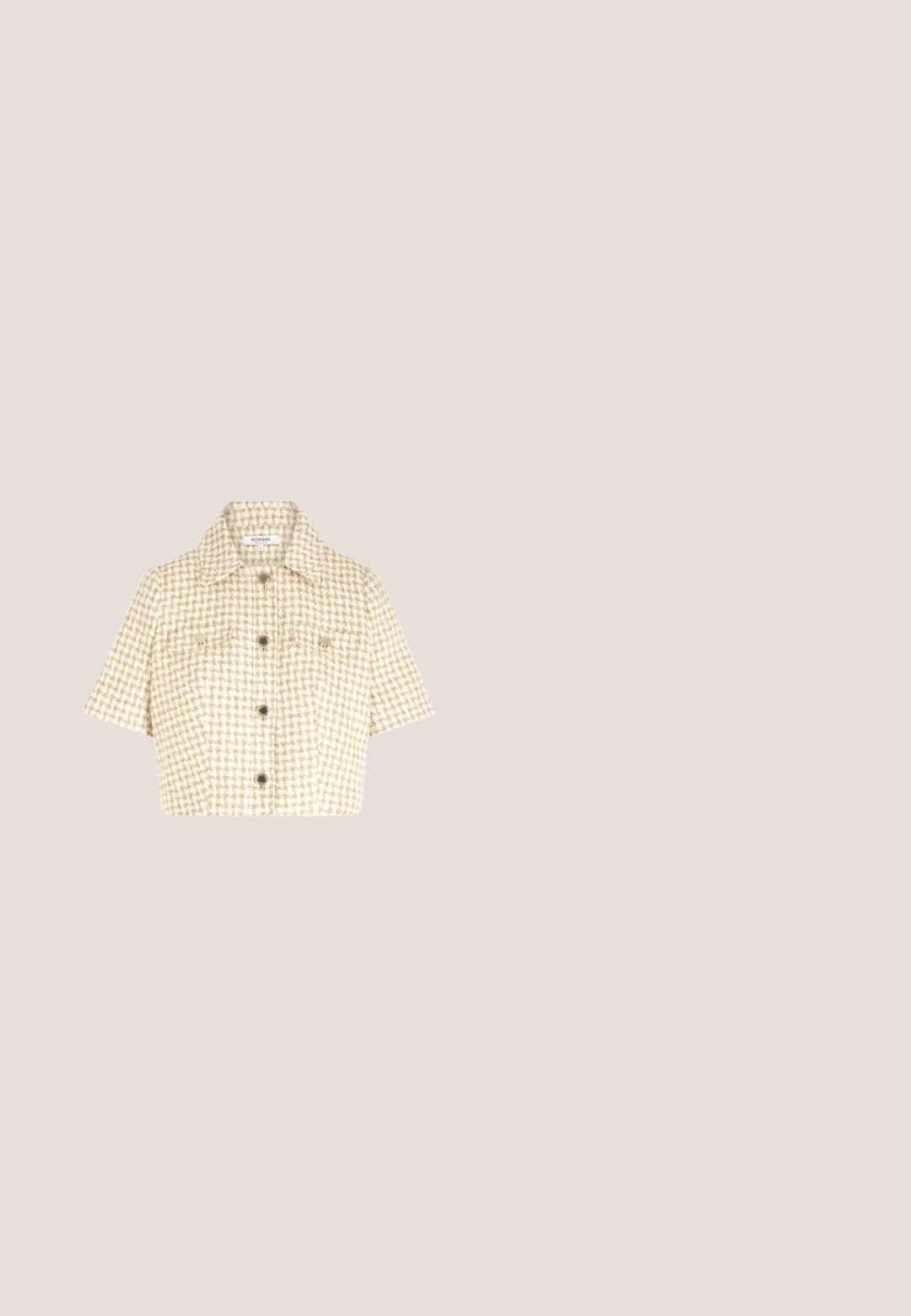 Korte jas in beige en crème tweed met een ruitpatroon. Beschikt over een puntkraag, korte mouwen en een zichtbare knoopsluiting aan de voorkant met twee zakken.; Mouwloze zwarte geribbelde top met een hoge halslijn en een aansluitende pasvorm, gemaakt van rekbaar materiaal. Bevat minimale branding op de hals.; Zwarte wijde pantalons van geperforeerd leer, met voorplooien en een tailleband, een gladde textuur en een losse pasvorm.; Beige pumps met spitse neus, een smalle uitlopende hak en een glad lederen afwerking, zijaanzicht.; Beige en witte rechthoekige crossbodytas met gouden kettingriem en gouden gespsluiting op de voorflap.; Witte parelarmband met gouden accenten en sluiting. Afwisselend gladde parels en kleine gouden kralen. Heeft een kettingverlenging voor een verstelbare lengte.
