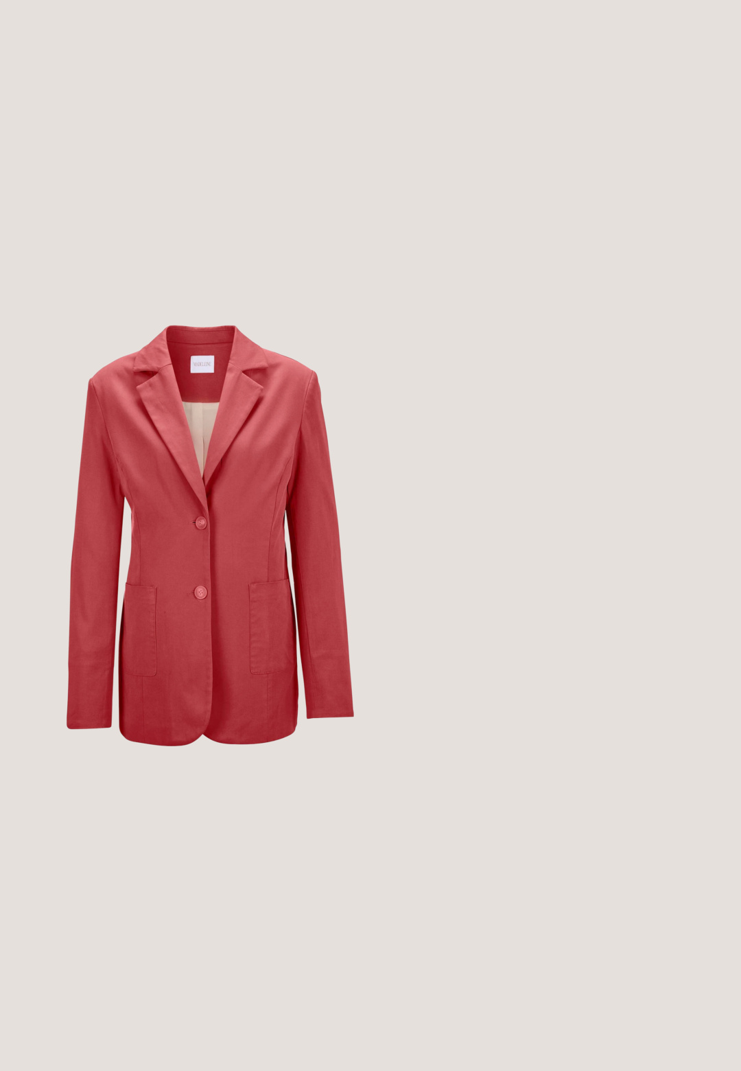 Roter Baumwollblazer mit fallendem Revers, zwei Vorder Taschen, einem einzelnen Knopfverschluss und einer glatten Textur. Futter sichtbar am Halsausschnitt.; Rotes ärmelloses Tanktop mit rundem Ausschnitt und geknöpften Schulterträgern, figurbetonter Schnitt, aus Rippstrick.; Rote, maßgeschneiderte Hose mit geradem Schnitt. Verfügt über einen vorderen Reißverschluss, einen Knopfverschluss und eine glatte Stoffstruktur. Keine sichtbaren Muster oder Akzente.; Rote Leder-Pump mit spitzem Absatz und schlankem Stiletto-Absatz sowie beigem Innenfutter vor weißem Hintergrund.; Miriade A TULA - Umhängetasche - rosso; Rote, kirschförmige Ohrstecker mit Glitzereffekt, mit goldfarbenen Metallstielen und grünen Emailleblättern. Kirschdetails betonen das Design.
