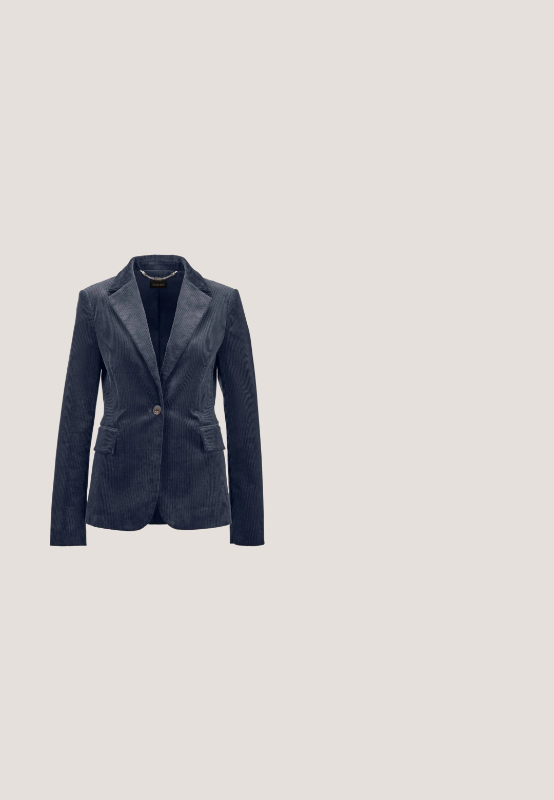 Marineblauwe corduroy blazer met een enkele knoopsluiting, notch revers, lange mouwen en twee voorste met flappen zakken.; Zijde pyjamashirt in lichtblauw met wolkenpatronen, met een notch-kraag, vijf knopen en twee voorzakken met lichtroze rand.; Donkerblauwe ribstof met verticale strepen en een zachte textuur, gedrapeerd met zachte golven over het oppervlak.; Zwarte leren instappers met een stevige zwarte rubberen zool, voorzien van antislipgroeven en een decoratieve band aan de voorkant.; Vierkante sjaal met symmetrische bloemen- en paisleypatronen in zachte groene, roze, beige en bruine tinten die een cirkelvormig mandaladesign vormen.; Bruin leren schoudertas met een klep sluiting, zilveren hardware, gestikte details en een verstelbare schouderriem. Rechthoekige vorm met een gladde textuur.