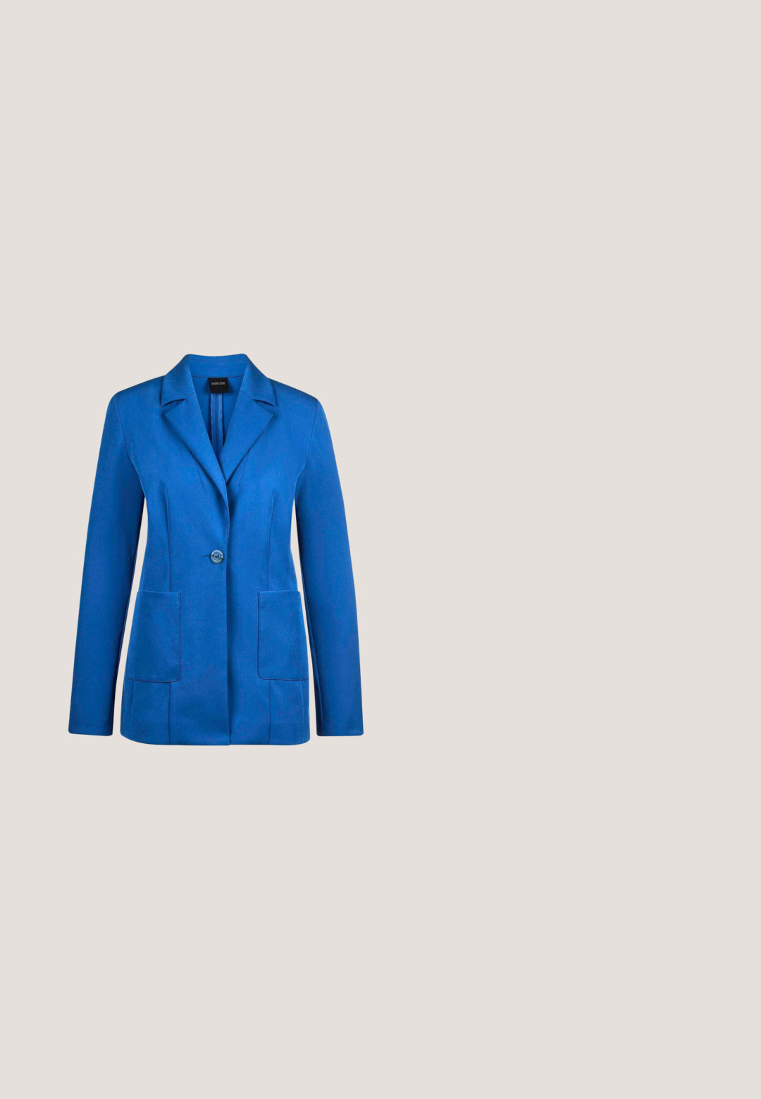 Blazer bleu en tissu texturé avec une fermeture à un bouton, des revers crantés et deux poches avant. Coupe ajustée et design élégant.; Débardeur côtelé bleu sans manches avec un col rond haut et une taille ajustée, étiqueté avec le nom de la marque "EDITED" à l'intérieur du col.; Pantalons à jambe large en bleu clair uni, fabriqués en tissu lisse. Dotés d'une taille haute avec des plissés, offrant un look contemporain et cintré.; Escarpin bleu en satin à talon haut avec bride arrière, bout pointu et médaillon décoratif doré sur le devant.; Sac en cuir bleu de forme incurvée, avec des surpiqûres contrastantes et une bandoulière plate. Texture lisse et design minimaliste.; Boucles d'oreilles en plastique bleu avec une finition brillante, dotées d'un fermoir en ton or et d'un design lisse et courbé. Une des boucles a une forme pointue.