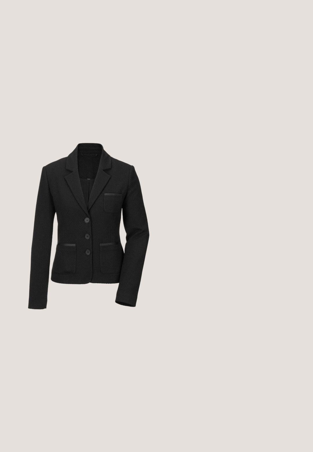 Zwarte blazer van een gestructureerde stof, met een notch lapel, één borstzak, een sluiting met drie knopen en twee zakken aan de voorkant.; Zwart V-hals top met korte kapmouwen, versierd met zilveren en gouden studs in een verloop patroon, gladde stof, nauwsluitend ontwerp.; Zwarte high-waisted slim-fit broek met kleine witte stippen en details van een naad aan de voorkant, uitlopend aan de onderkant.; Zwarte leren hoge hak met een spitse neus, voorzien van een uitsnijdingen ontwerp en een slanke stiletto hak. Glad textuur en een elegante silhouet.; Zwarte gewatteerde Guess-handtas met dubbele handvatten, gouden kettinkje en afneembare schouderriem, vooraan geplaatst op een witte achtergrond.; Zilveren armband met een bloemenstijl bedel bezet met heldere stenen, voorzien van een gestructureerde ketting en een logo-label.