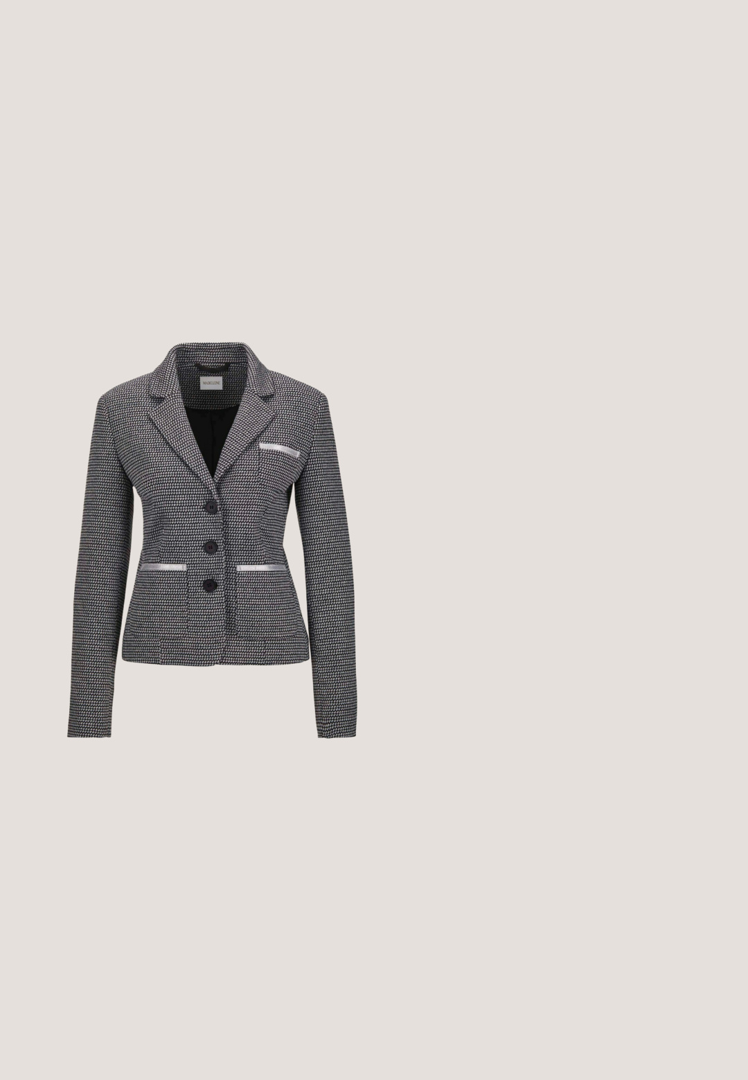 Zwart-wit gestreepte blazer met een aansluitend ontwerp, ingelegd kraag, één borstzak, drie knoopsluitingen aan de voorkant en lange mouwen.; Grijze T-shirt met korte mouwen en een ronde halslijn, versierd met pailletten en kralen langs de kraag.; Lichtgrijze op maat gemaakte broeken met een hoge taille, plooien aan de voorkant en omgeslagen hems.; Zwarte leren instapschoenen met een gevlochten accent voorop, vlakke rubberen zool en gestikte details langs de rand.; Grijze leren handtas met dubbele handvatten aan de bovenkant, afneembare schouderband, hardware in goudkleur en een gestructureerd ontwerp. Opvallende sluitingdetail.; Zilveren ring met een vlinderontwerp, bezet met heldere kristallen en een gepolijste afwerking. De band is glad en heeft aan de binnenzijde een 925-stempel.