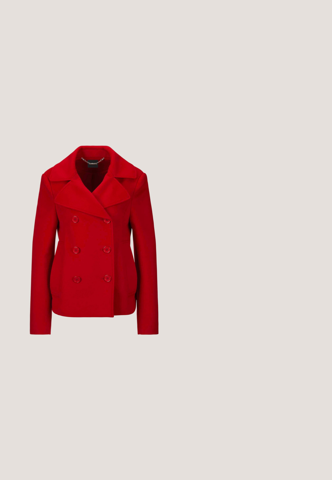 Manteau rouge en laine croisé avec six boutons, larges revers, manches longues et détail en chaîne à l'intérieur du col.; Robe à motifs rouge et beige avec un col, des manches trois-quarts et des motifs géométriques sur toute le tissu.; Escarpin pointu en daim rouge pour femme, avec un talon de hauteur moyenne et un petit logo métallique près du col du talon.; Lunettes de soleil en forme de chat avec une monture rouge profond et brillant, et des verres dégradés marron. Présente des accents métalliques sur les tempes et une forme audacieuse et angulaire.; Pochette en cuir rouge avec une forme structurée, présentant une lettre "M" dorée proéminente à l'avant et des accents de ferrures dorées.; Boucles d'oreilles en ton or mettant en valeur une pierre précieuse rose en forme de goutte d'eau, accentuées par des courbes douces et une finition polie.