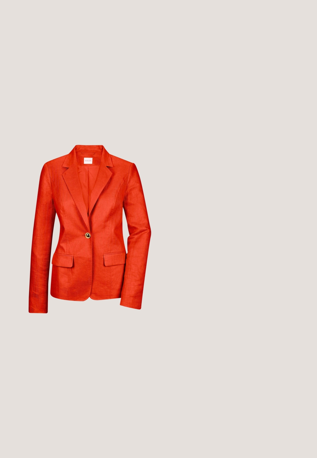 Rode linnen blazer met een visgraattextuur, gouden knoopdetails en twee voorzakken. Close-upweergave benadrukt het materiaal en het ontwerp.; Asymmetrische oranje crop top met een enkele schouderband. Gemaakt van ribbelstof met een gladde textuur en een aansluitend ontwerp.; Heldere koraalkleurige high-waist broek met een frontnaad en uitlopende wijde pijpen.; Oranje blokhak sandaal met meerdere smalle banden en een enkelgesp. Goede textuur en vierkante neusontwerp. Platte zwarte buitenzool.; Rode rechthoekige clutchtas bedekt met glanzende rode kralen die in een chevronpatroon zijn gerangschikt, met een klepsluiting.; Ronde creolen met afwisselende segmenten in goud, koraal, blauw, wit en teal, elk met een textuur, en een scharnierend sluiting.