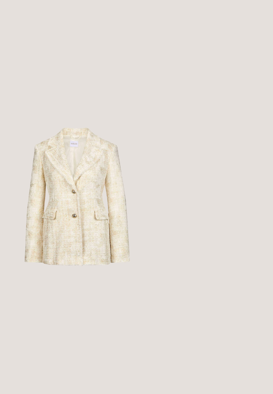 Tweed blazer in crème met subtiele gouden deeltjes, voorzien van een notch-kraag, twee knopen en een gestructureerde stof.; Crèmekleurig kabelgebreid mouwloos vest met groen gestreepte V-hals en groen geborduurd logo vlak bij de zoom.; Witte overhemd met lange mouwen en knopen, met kraag en zwarte tekstlogo "KARL LAGERFELD JEANS" op de linkerborst.; Plissé midi-rok van zachte perzikkleurige stof. Voorzien van een gestructureerde tailleband en een vloeiend ontwerp met verticale plooien. Soepele, lichtgewicht materiaal.; Bruine leren brogue oxford schoen met wingtip-details, perforaties, veters en lage gestapelde hak op een witte achtergrond.; Bruine leren handtas met een gestructureerd ontwerp, bovenhandvatten, een gouden sluiting en zichtbare stikseldetails voor textuur.