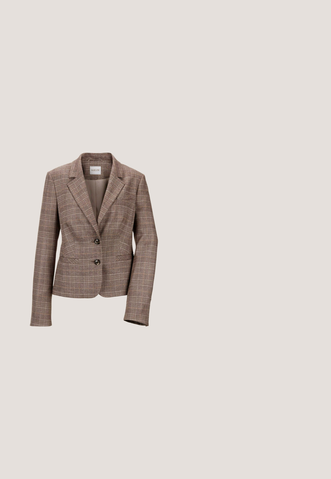 Bruine geruite blazer met een notch-kraag, twee knopen en voorzakken. Gemaakt van een gestructureerde stof, met een getailleerde pasvorm en lange mouwen.; Gebreid mouwloos sweatervest in roomkleur met gemengde kabel- en textuurpatronen, geribde halslijn en zoom.; Lichtgekleurde, langmouwige blouse met knopen, voorzien van een kraag, een enkele borstzak en een zachte textuur met een licht gebogen zoom.; Taupekleurige, halflange geplooide rok met een elastische tailleband, platliggend weergegeven op een witte achtergrond.; Bruine leren instappers met een moccasin teenontwerp, zichtbare stiksels en een chunky, gestructureerde rubberen zool. Accenten van goudkleurig beslag.; Bruine leren handtas met twee handvatten, gouden beslag en "The Bridge Firenze 1969" in het midden aan de voorkant gegraveerd.
